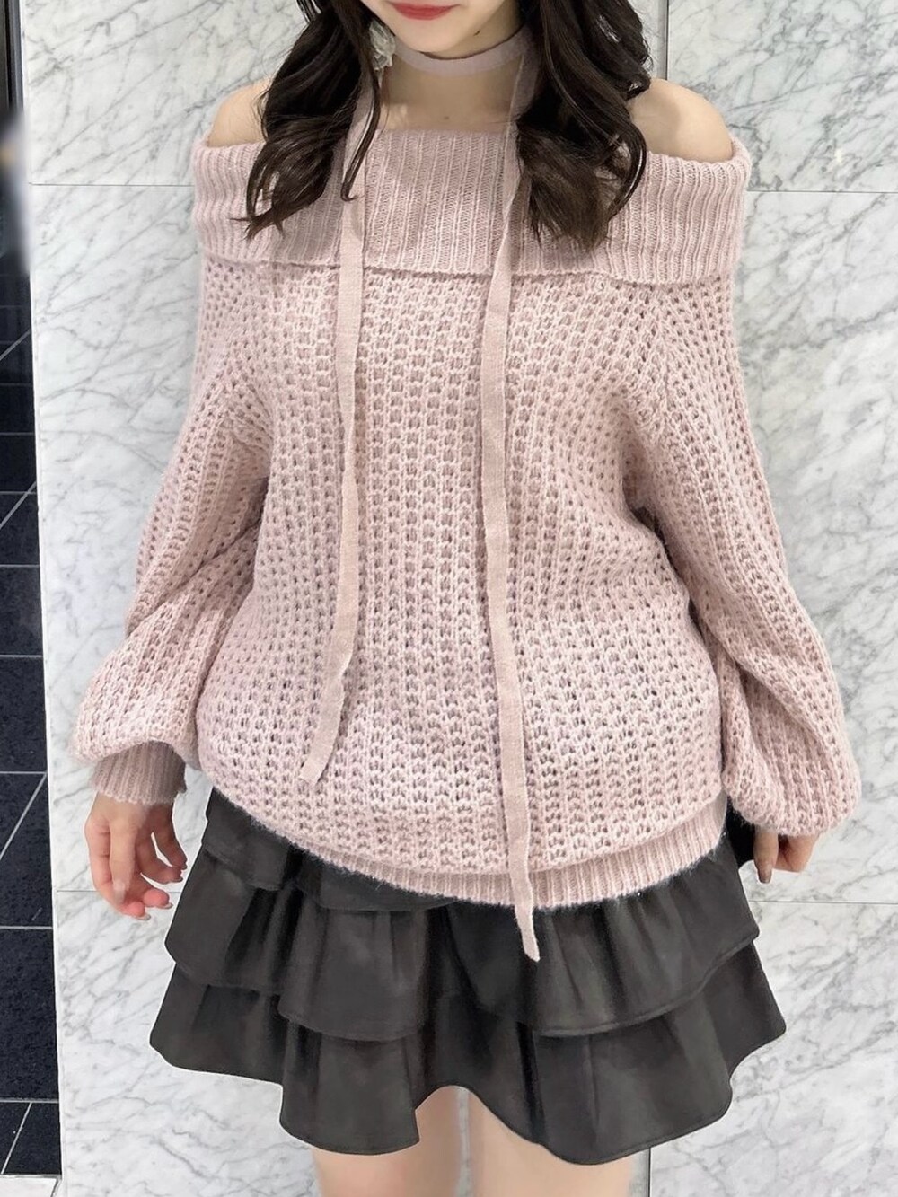 ブラウン系のスカート、その他のブーツ、ピンク系のニット/セーターを着用したレディースの秋コーディネートの9枚目の写真