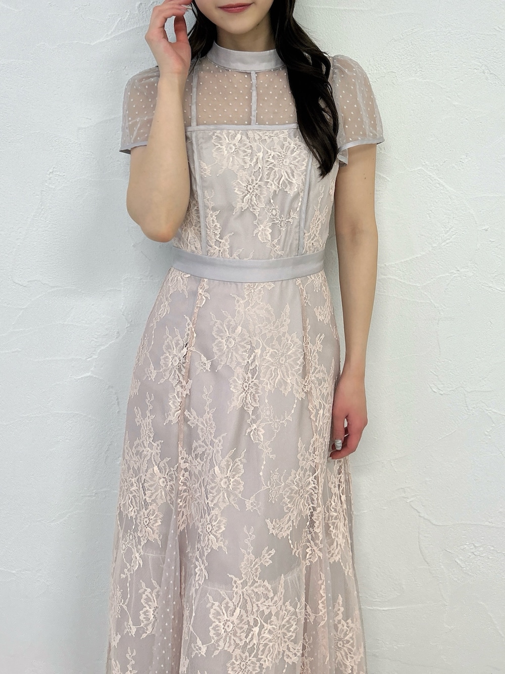 ピンク系のドレスを着用したレディースの冬コーディネートの8枚目の写真