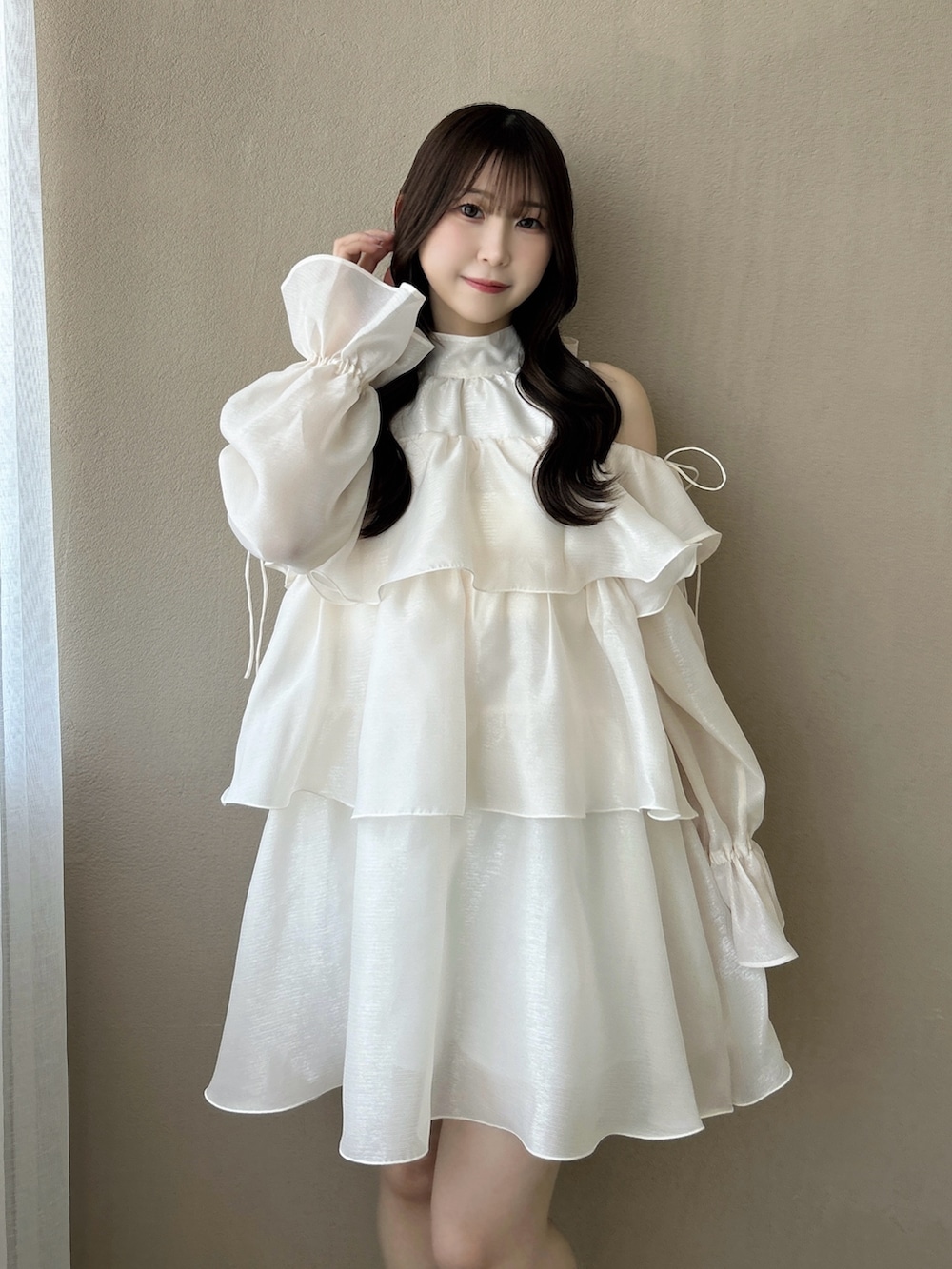 ホワイト系のワンピース、ホワイト系のパンプスを着用したレディースの秋コーディネートの6枚目の写真