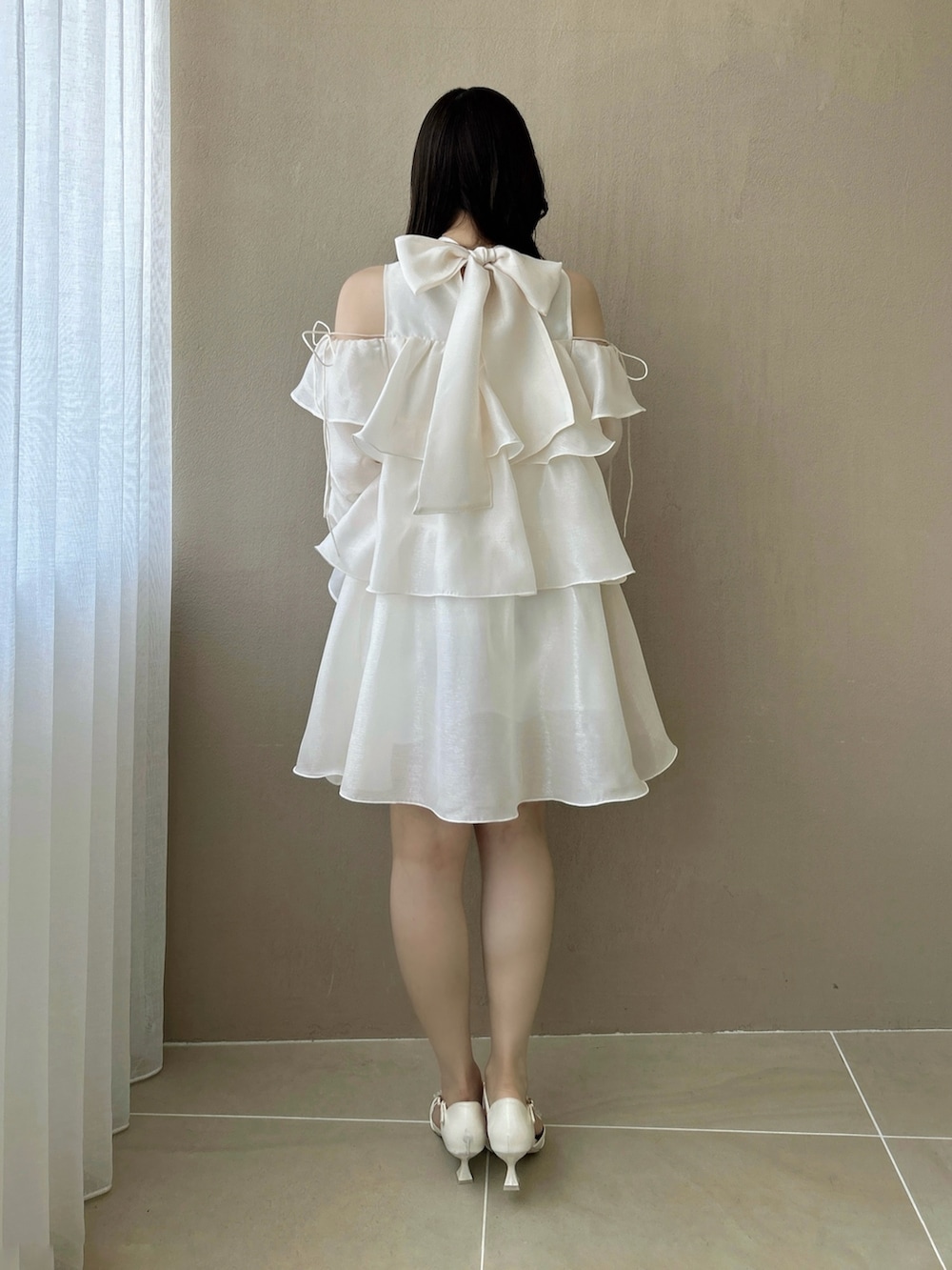 ホワイト系のワンピース、ホワイト系のパンプスを着用したレディースの秋コーディネートの5枚目の写真