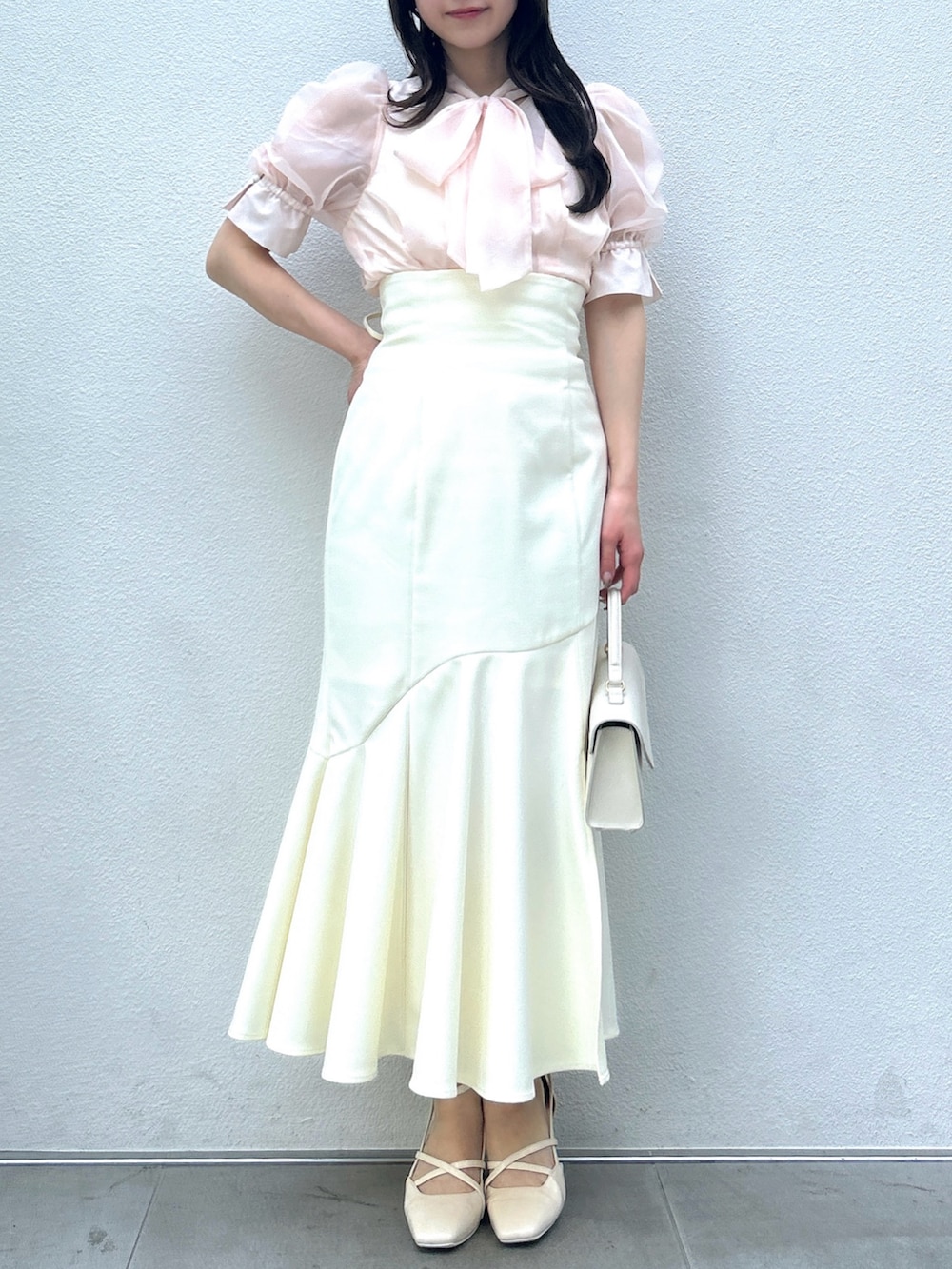 ピンク系のシャツ/ブラウス、ホワイト系のスカート、ホワイト系のサンダルを着用したレディースの春コーディネートの3枚目の写真