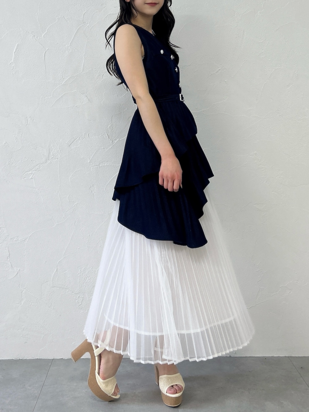 ブルー系のワンピースを着用したレディースの春コーディネートの4枚目の写真