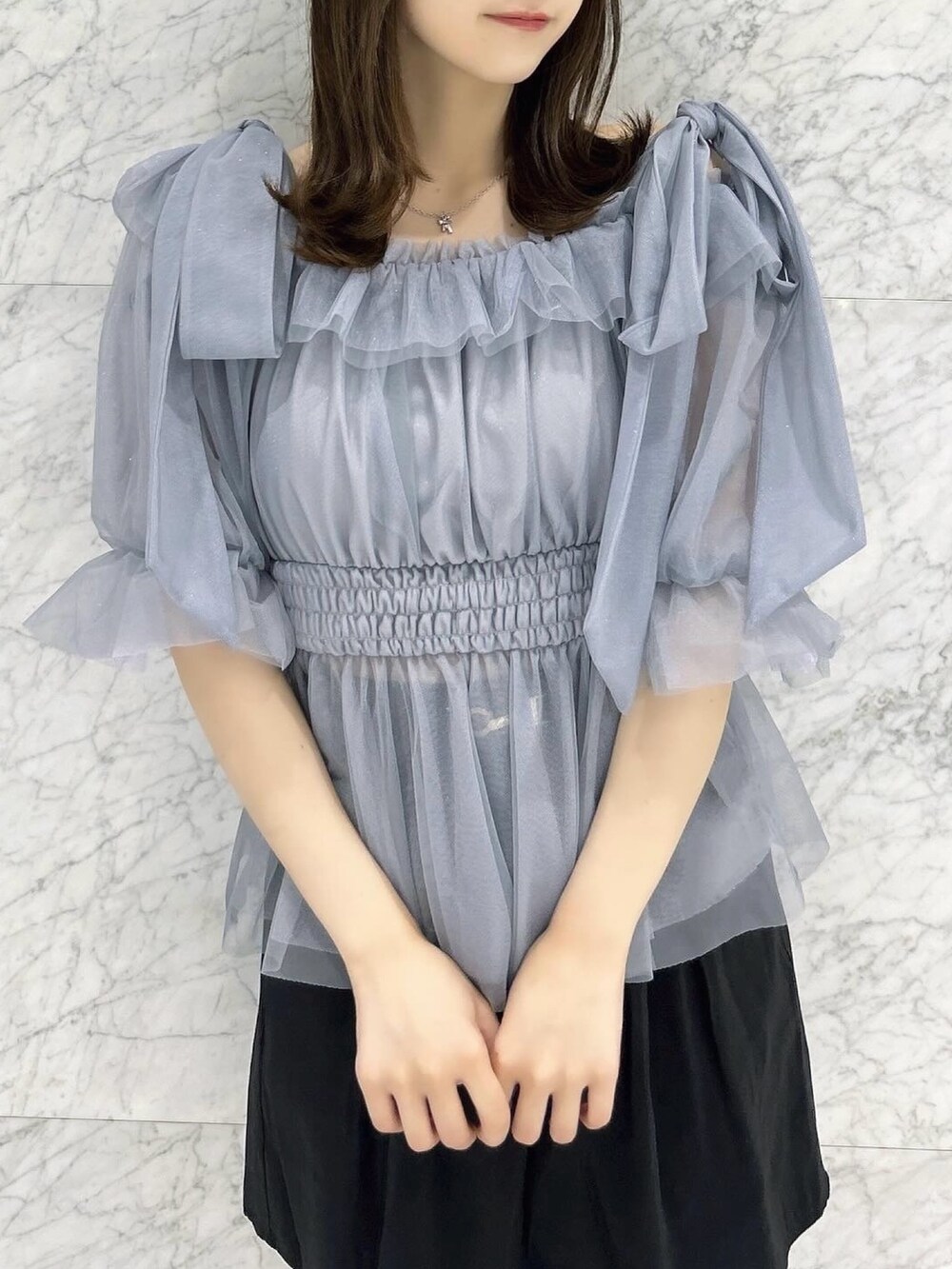 ブルー系のシャツ/ブラウス、ブラック系のその他パンツ、ブラック系のブーツを着用したレディースの夏コーディネートの7枚目の写真