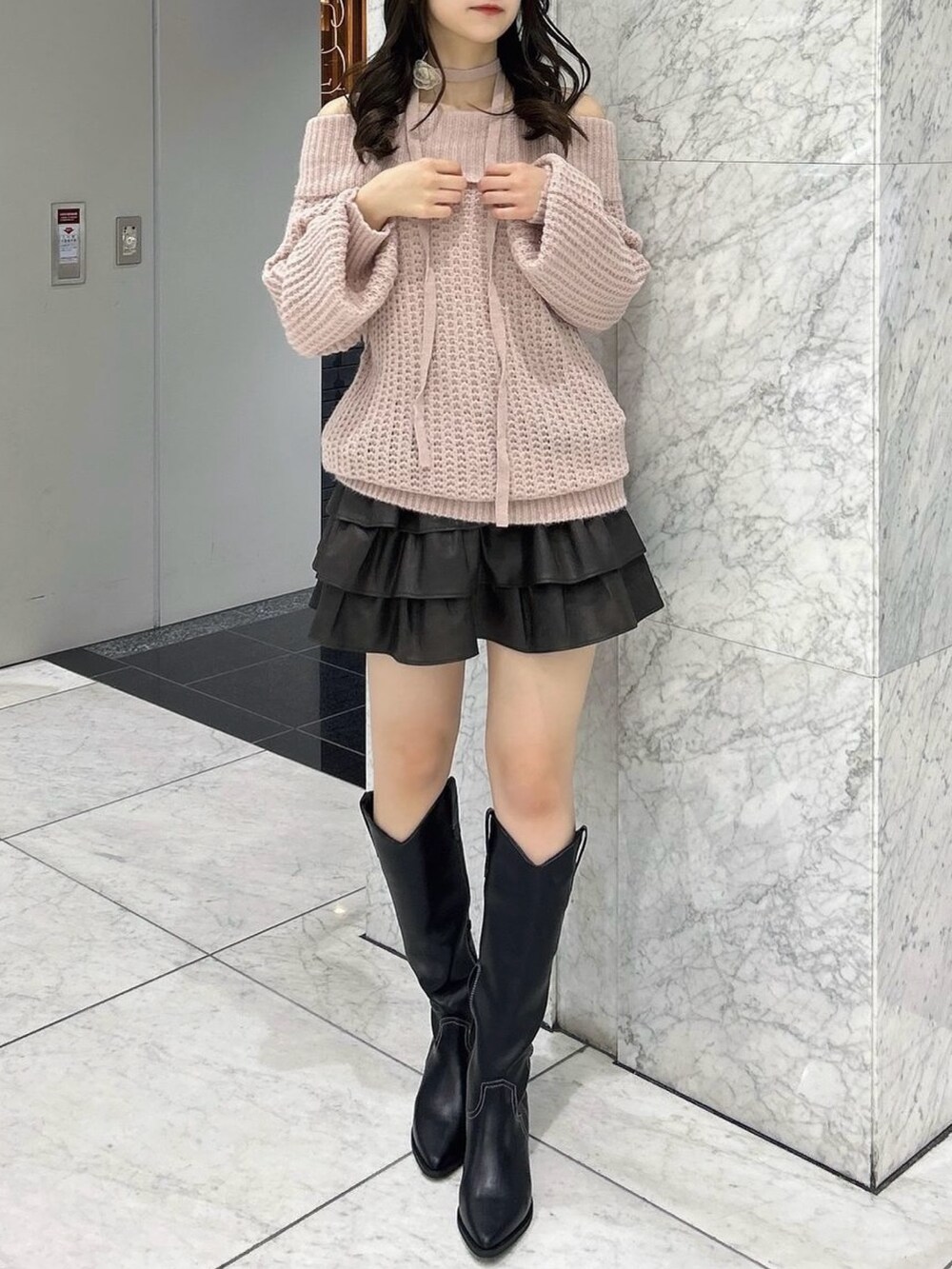 ブラウン系のスカート、その他のブーツ、ピンク系のニット/セーターを着用したレディースの秋コーディネートの4枚目の写真
