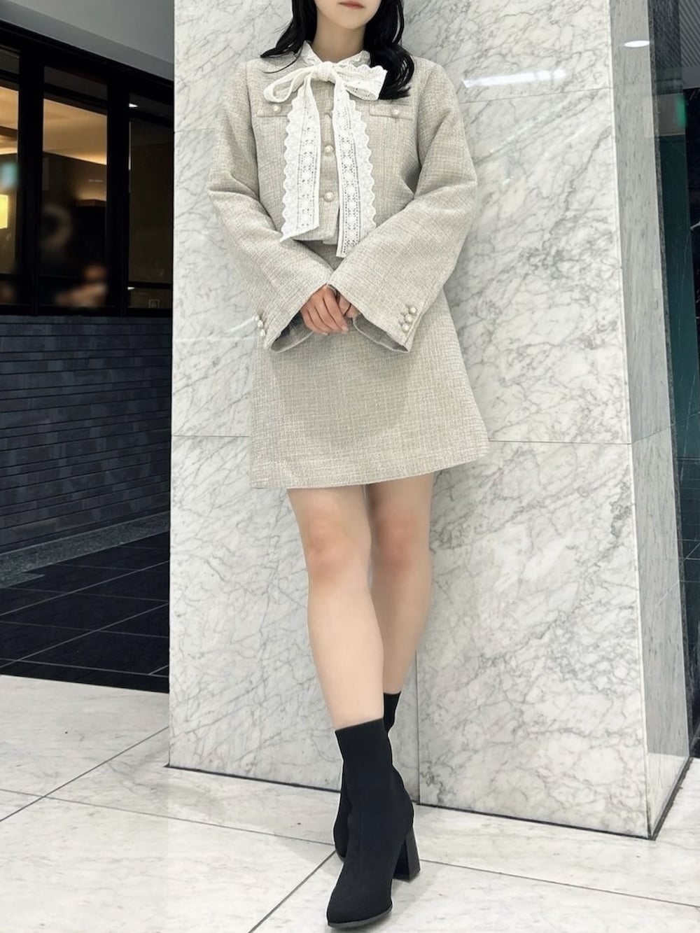 その他のブーツ、グレー系のスカート、グレー系のノーカラージャケットを着用したレディースの秋コーディネートの4枚目の写真