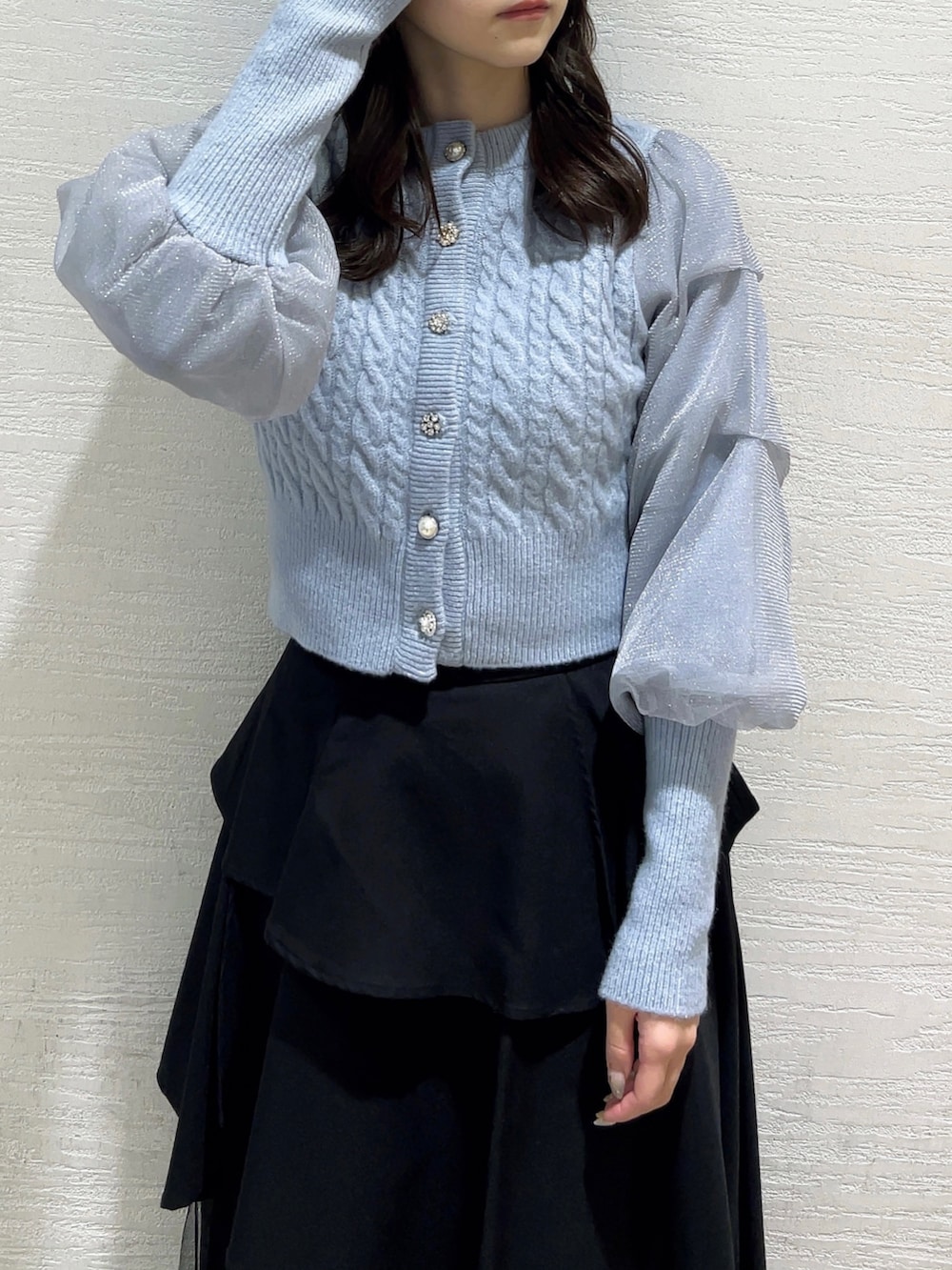 ブルー系のカーディガン/ボレロ、ブラック系のスカート、ブラック系のブーツを着用したレディースの冬コーディネートの9枚目の写真