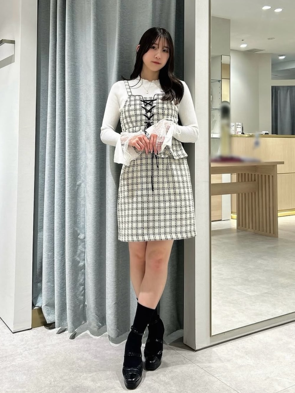 ホワイト系のニット/セーター、ホワイト系のワンピース、その他のブーツを着用したレディースの冬コーディネートの4枚目の写真