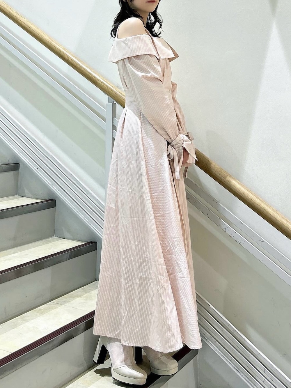 ホワイト系のブーツ、ピンク系のシャツワンピースを着用したレディースの春コーディネートの4枚目の写真