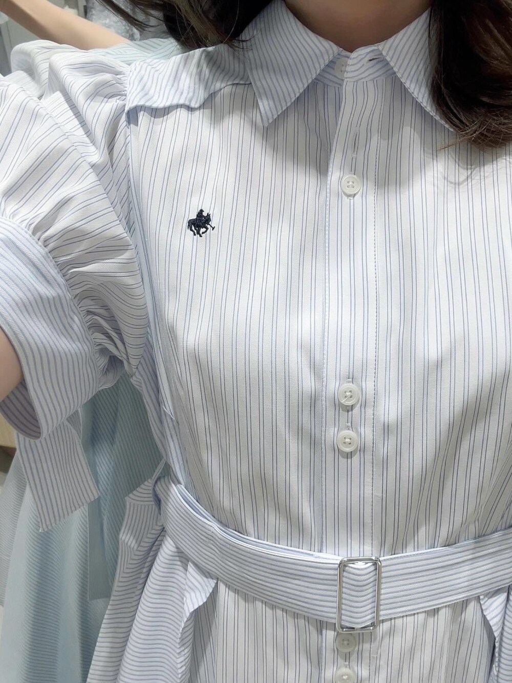 ブルー系のワンピースを着用したレディースの春コーディネートの3枚目の写真