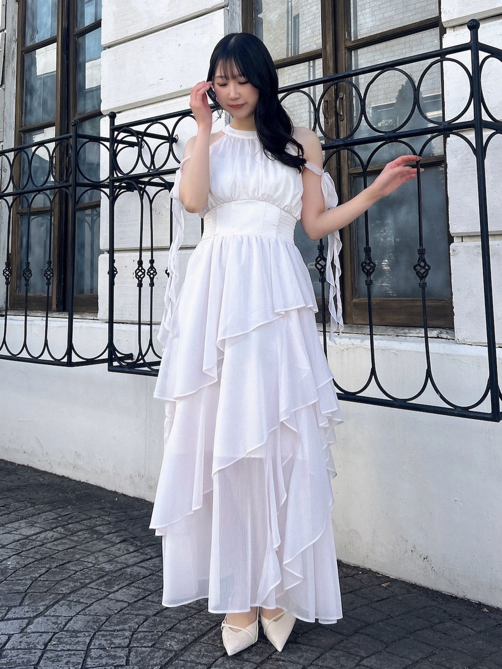 ピンク系のワンピースを着用したレディースの春コーディネートの3枚目の写真