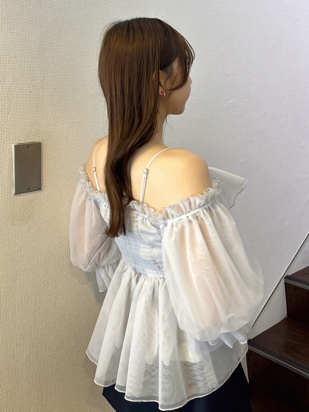 ブルー系のシャツ/ブラウス、ブルー系のその他パンツ、ブラック系のサンダルを着用したレディースの春コーディネートの9枚目の写真