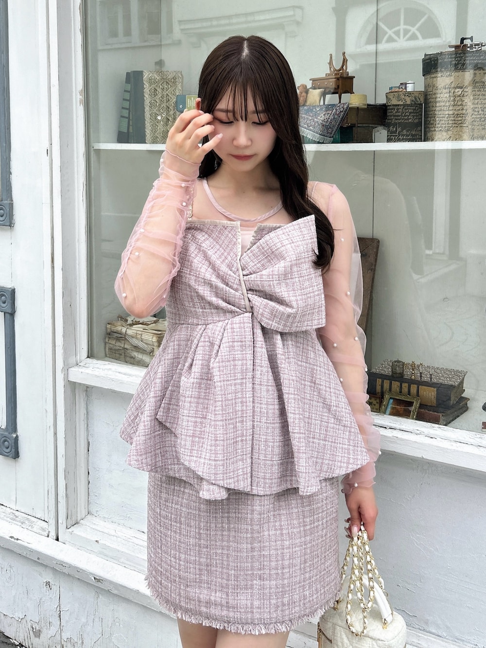 ピンク系のタンクトップ、ピンク系のTシャツ/カットソー、ピンク系のスカートを着用したレディースの秋コーディネートの6枚目の写真