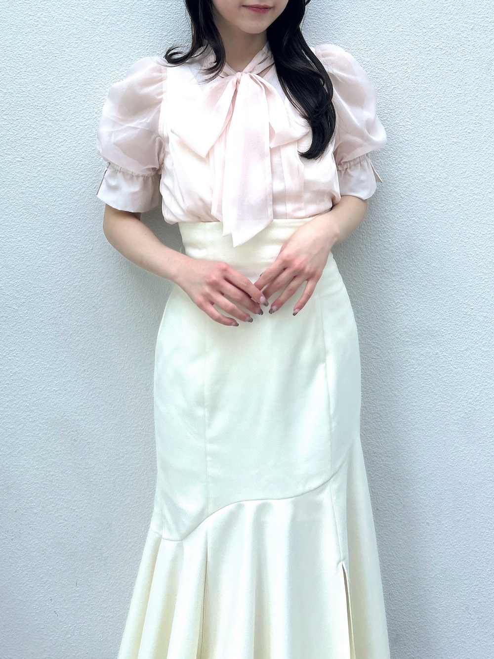 ピンク系のシャツ/ブラウス、ホワイト系のスカート、ホワイト系のサンダルを着用したレディースの春コーディネートの7枚目の写真