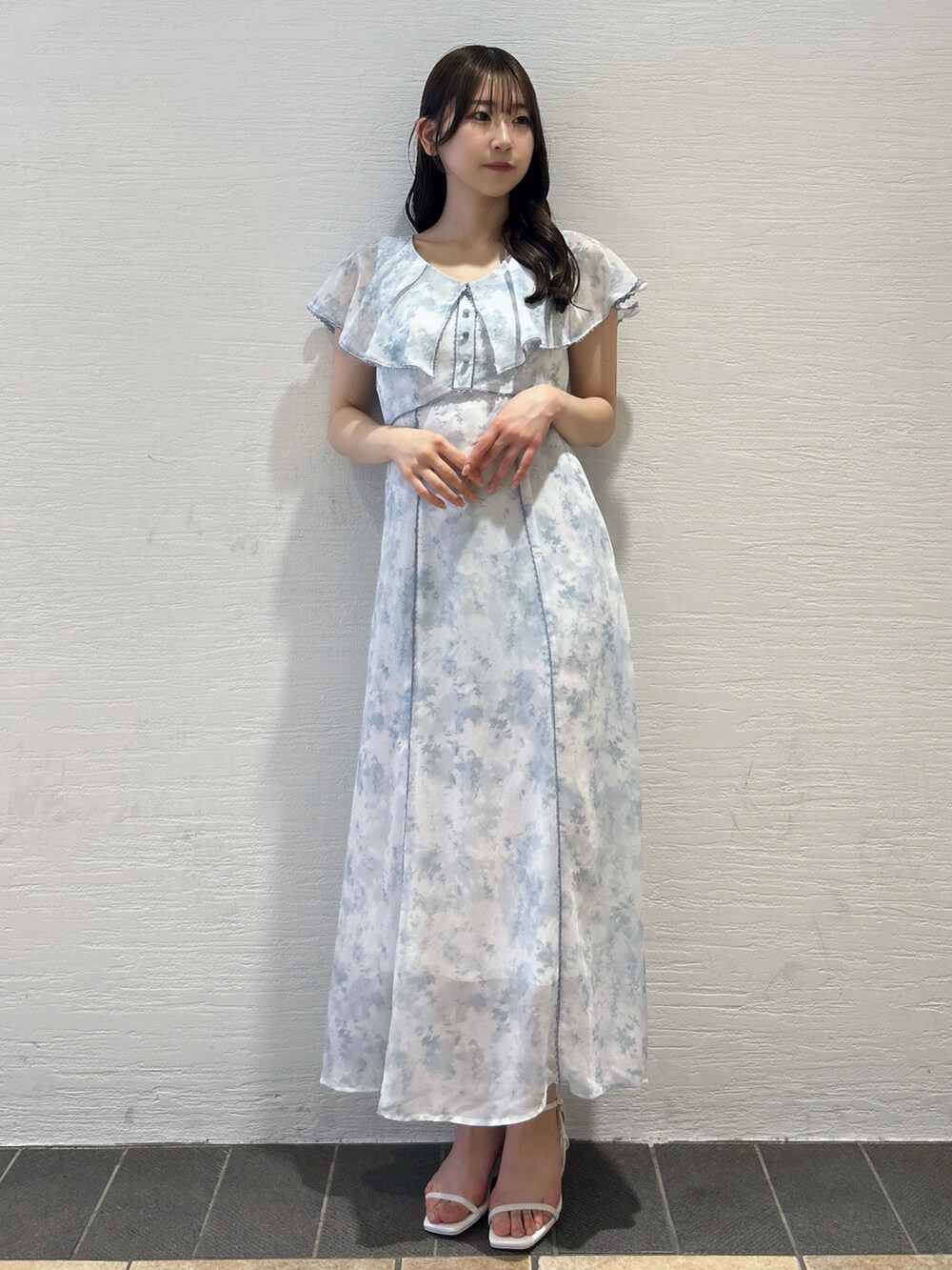 グリーン系のワンピース、ホワイト系のサンダルを着用したレディースの夏コーディネートの2枚目の写真