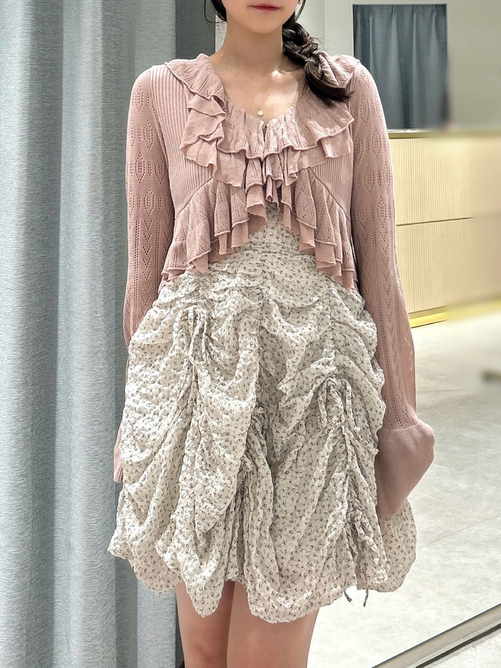 ピンク系のカーディガン/ボレロ、ピンク系のワンピース、ピンク系のワンピースを着用したレディースの夏コーディネートの7枚目の写真