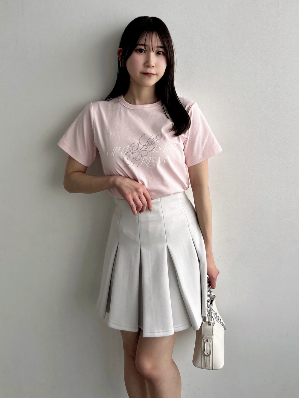 ピンク系のTシャツ/カットソー、ホワイト系のスカートを着用したレディースの春コーディネートの6枚目の写真