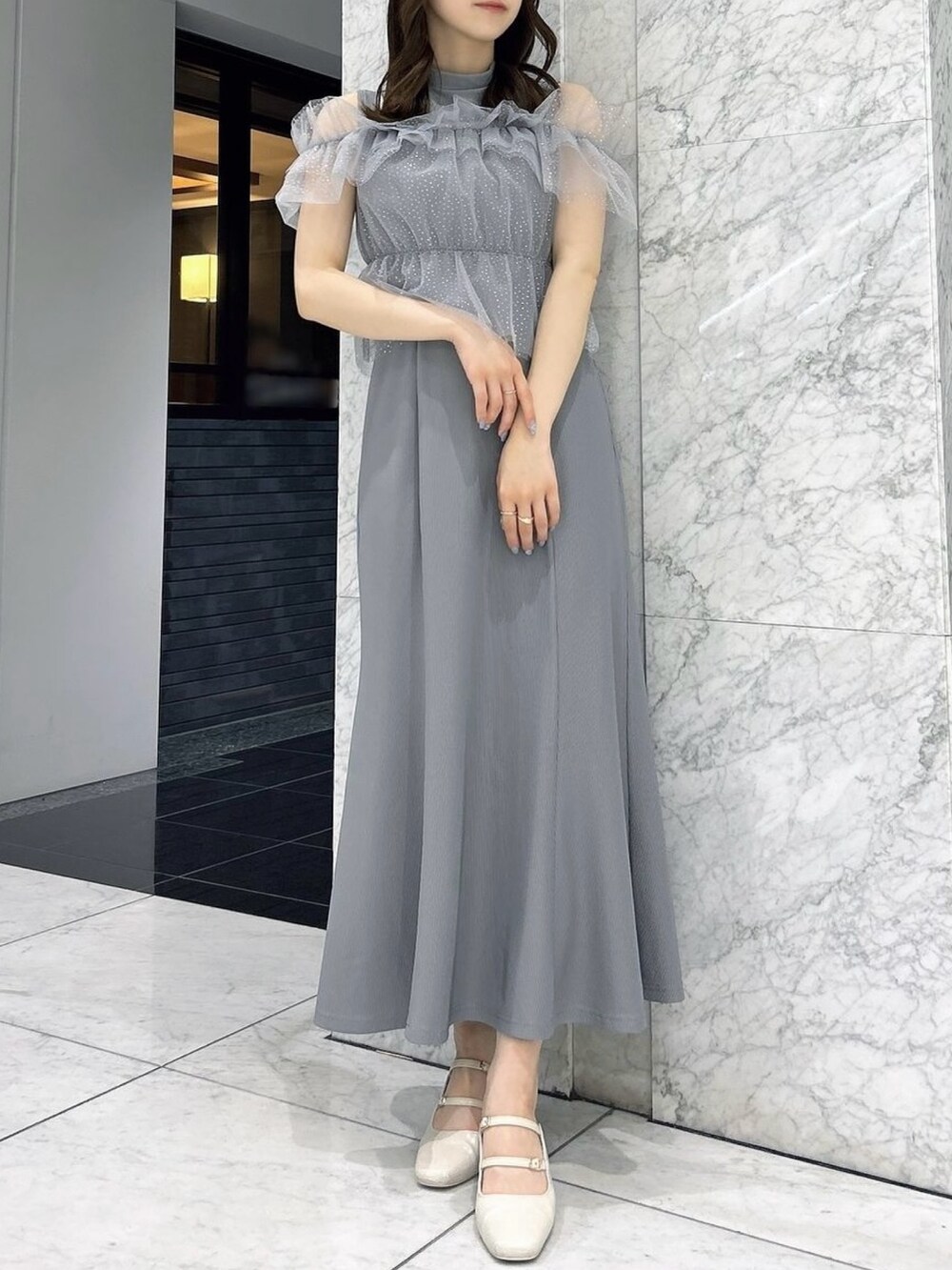 グレー系のワンピース、ホワイト系のパンプスを着用したレディースの夏コーディネートの2枚目の写真