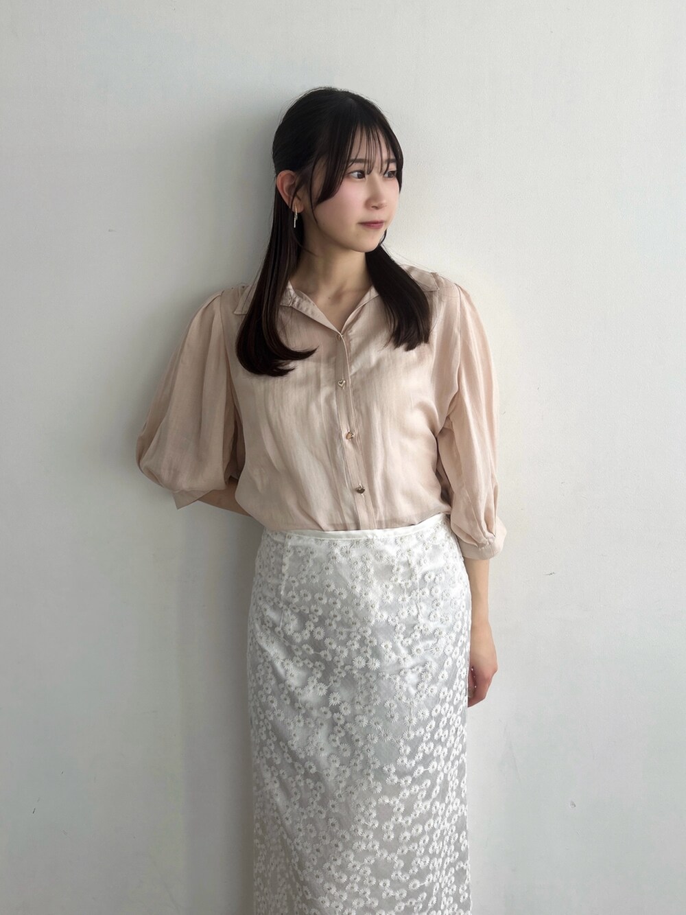 ホワイト系のスカート、ピンク系のシャツ/ブラウスを着用したレディースの春コーディネートの8枚目の写真