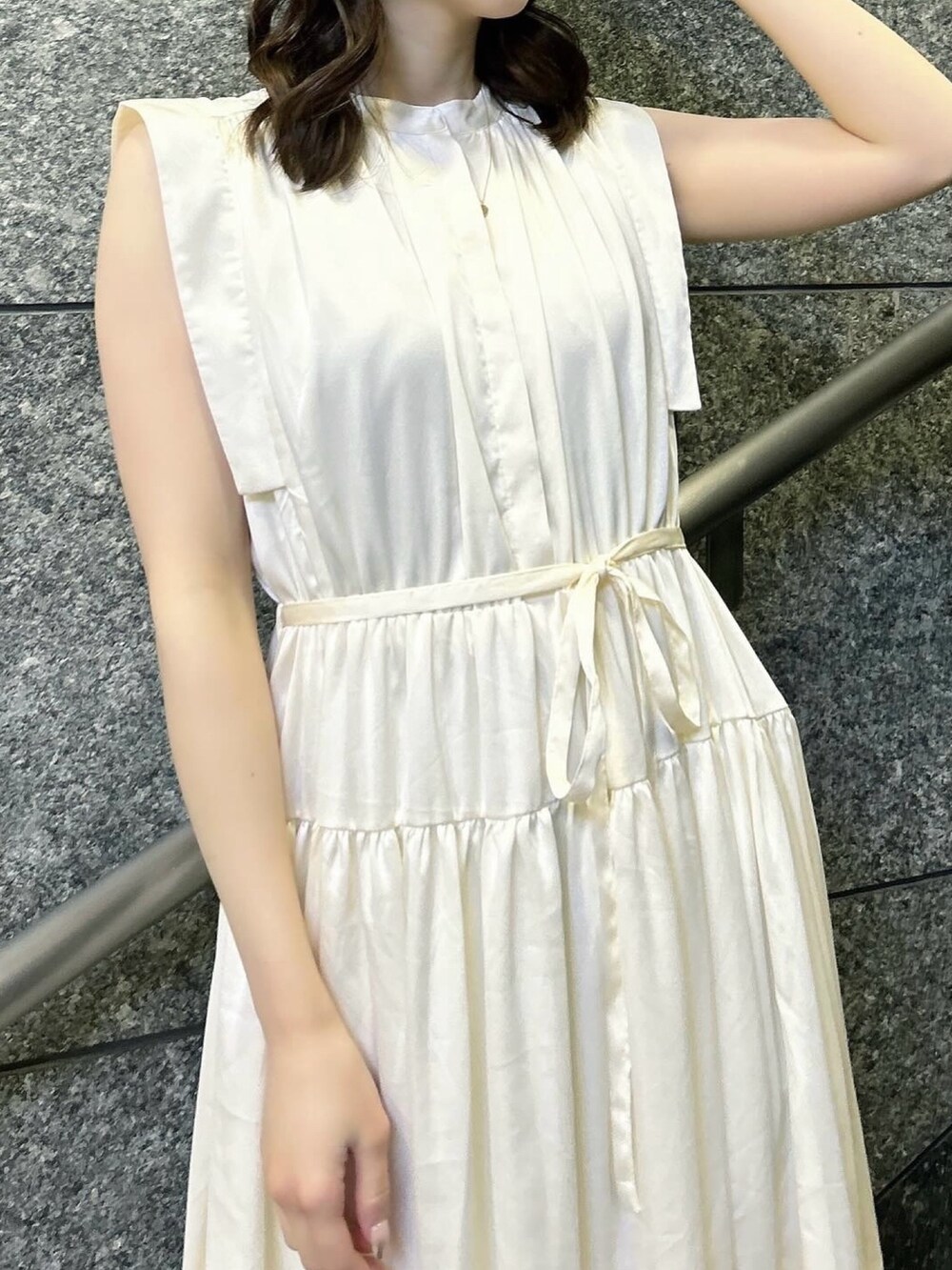 「dazzlin、ダズリン、夏コーデ、低身長コーデ、ラクチンコーデ、デートコーデ、お出かけコーデ、シンプルスタイル、きれいめカジュアル、ワンピース、ロングワンピース、ノースリーブ、メタリック、パンプス、骨格ウェーブ」｜「dazzlinのティアードノースリアソートワンピース（ワンピース、ホワイト系）」を使った、kahoさん（レディース・154cm）の夏コーディネートの8枚目の写真