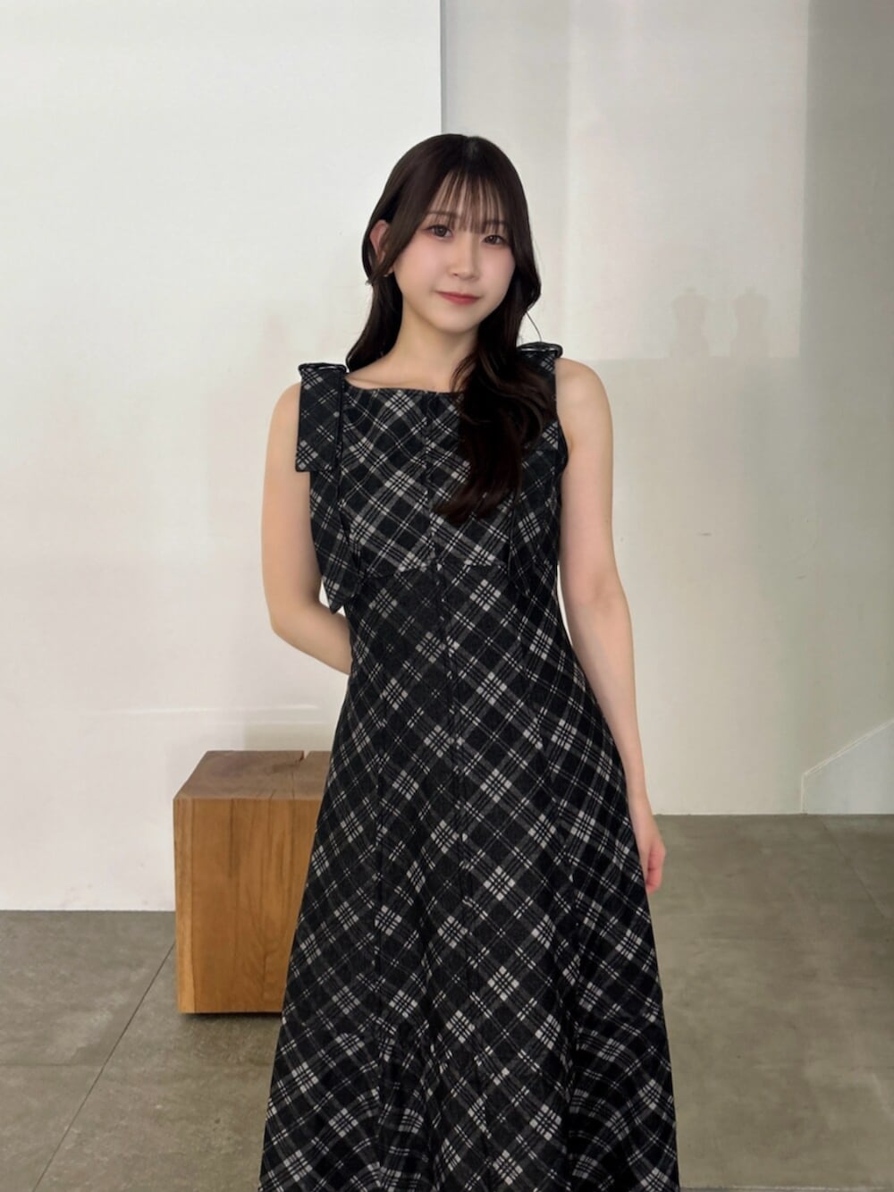 ホワイト系のシャツ/ブラウス、その他のワンピース、ブラック系のパンプスを着用したレディースの夏コーディネートの8枚目の写真