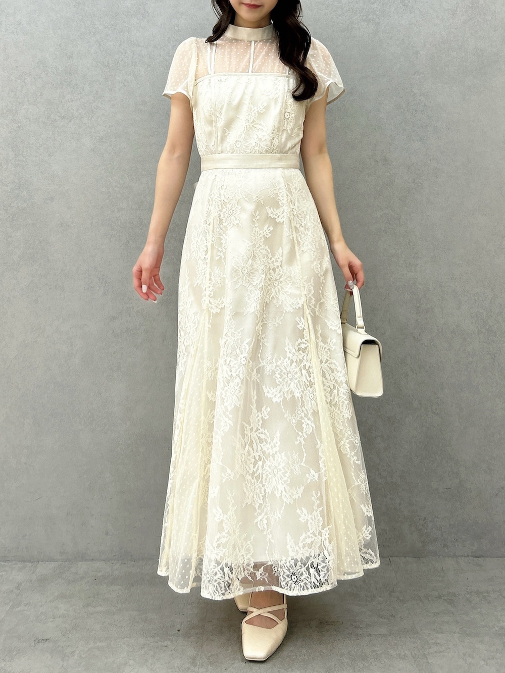 ホワイト系のドレス、ホワイト系のサンダルを着用したレディースの冬コーディネートの4枚目の写真