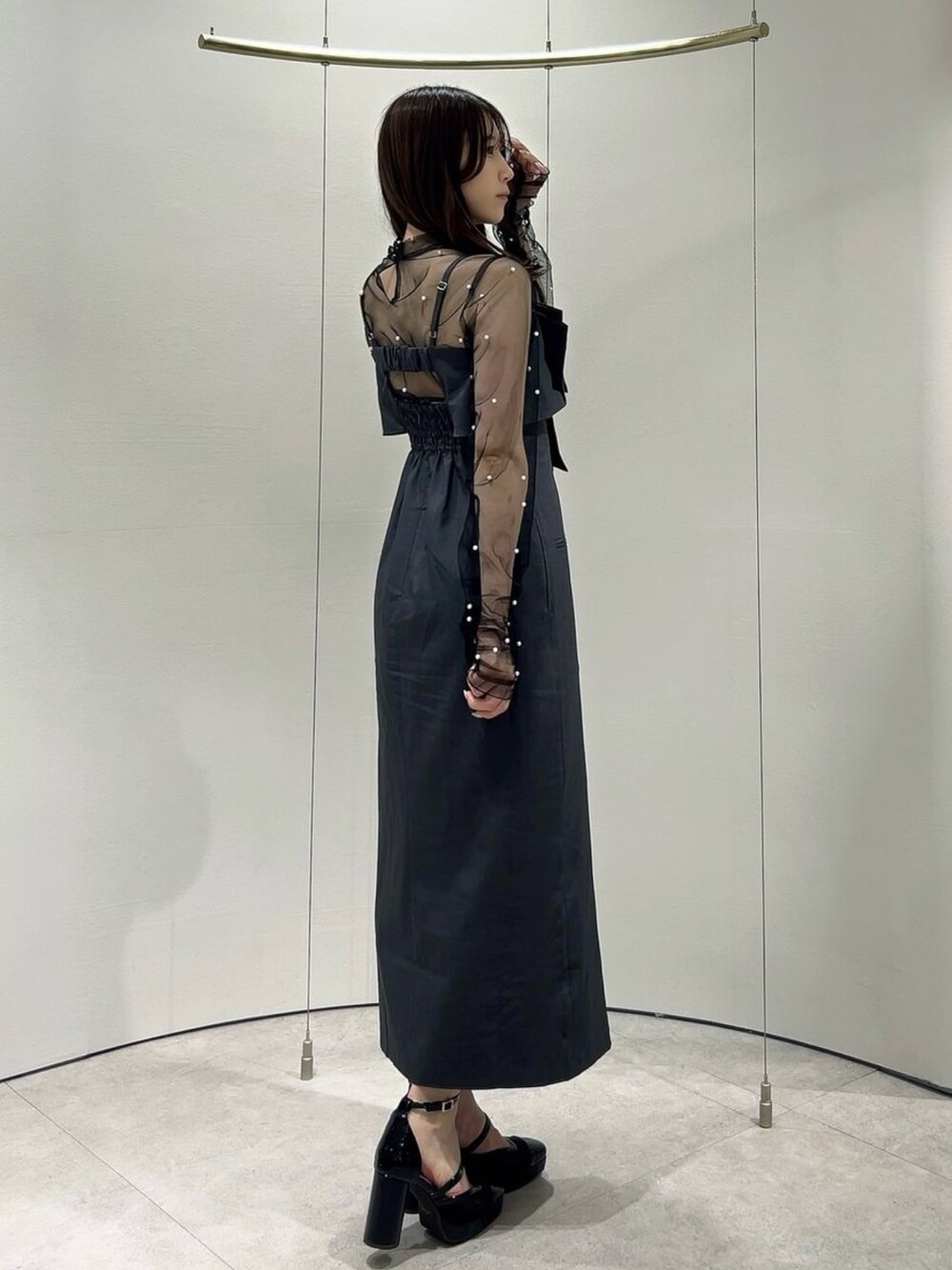 ブラック系のパンプス、ブラック系のTシャツ/カットソー、グレー系のワンピースを着用したレディースの秋コーディネートの5枚目の写真