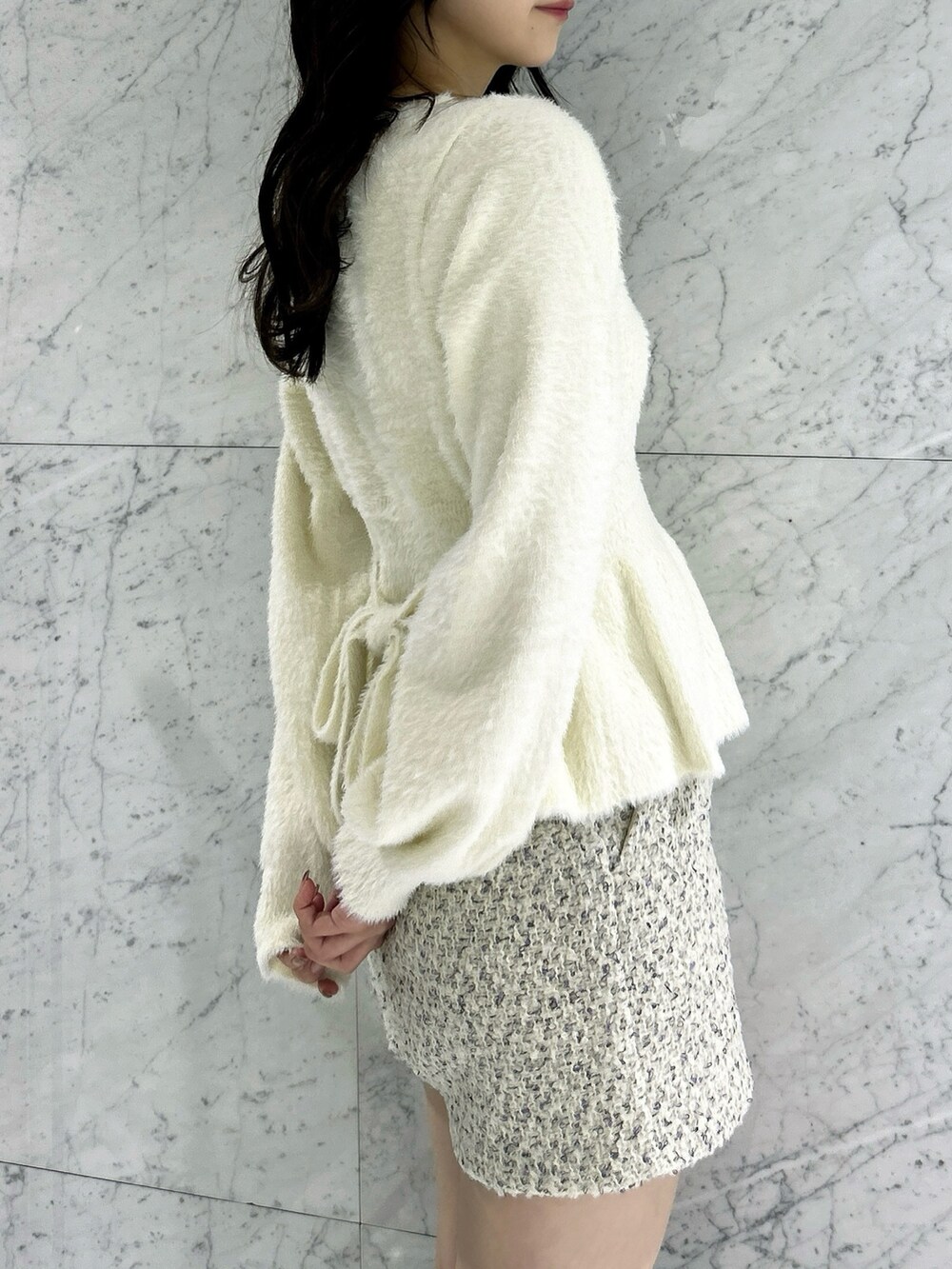 ホワイト系のニット/セーター、ベージュ系のその他パンツ、その他のブーツを着用したレディースの秋コーディネートの10枚目の写真