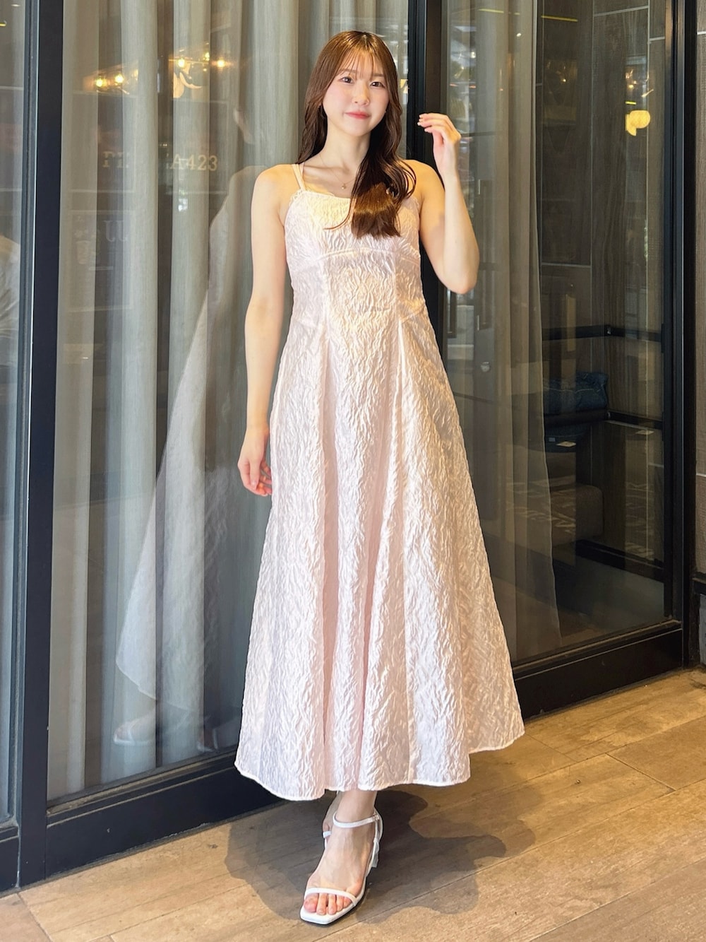 ホワイト系のTシャツ/カットソー、ピンク系のワンピース、ホワイト系のサンダルを着用したレディースの夏コーディネートの3枚目の写真