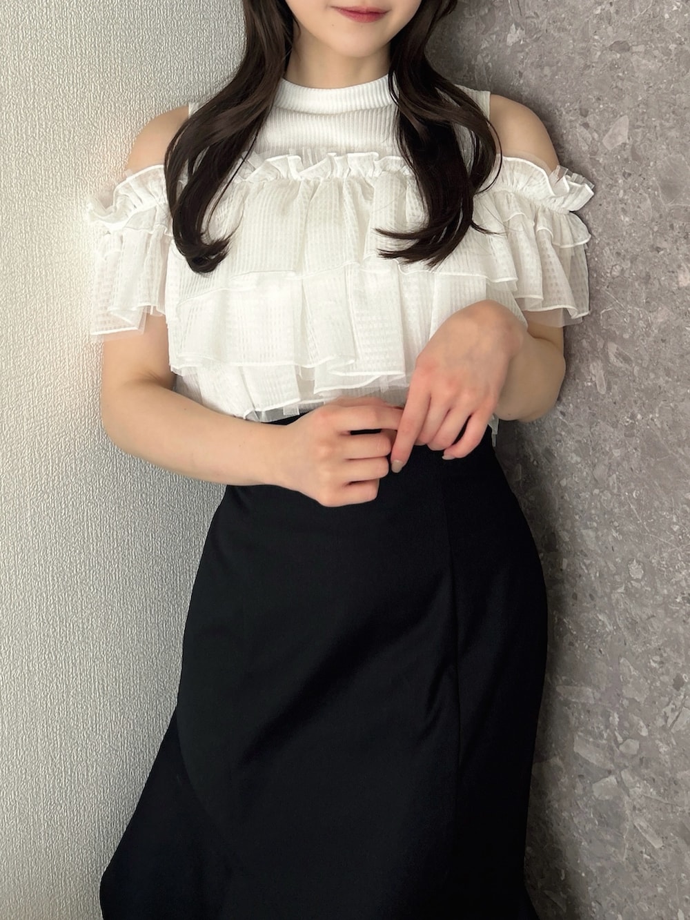 ホワイト系のTシャツ/カットソー、ブラック系のスカート、ホワイト系のサンダルを着用したレディースの春コーディネートの8枚目の写真
