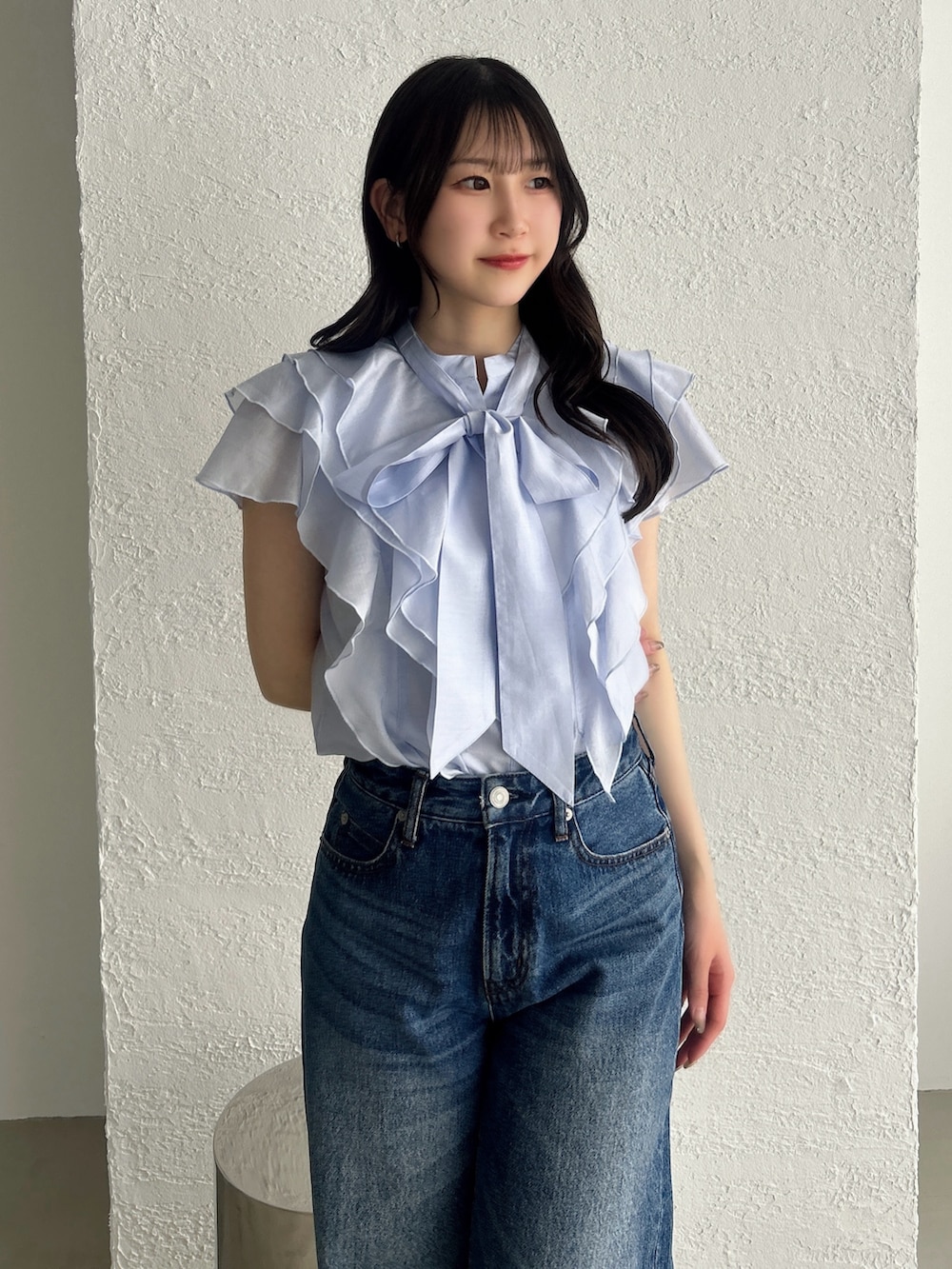ブルー系のシャツ/ブラウス、ブルー系のデニムパンツを着用したレディースの春コーディネートの9枚目の写真