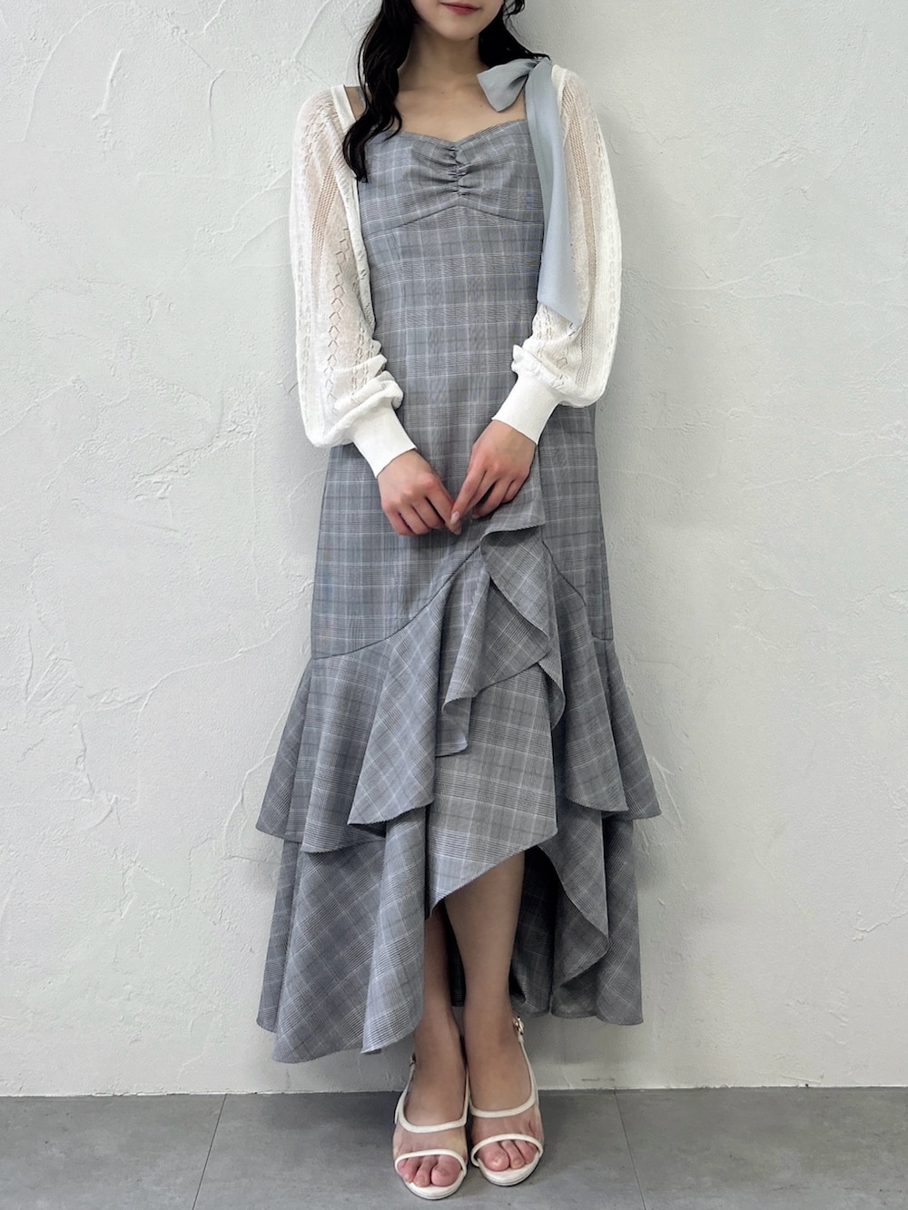 その他のカーディガン/ボレロ、その他のワンピースを着用したレディースの春コーディネートの2枚目の写真