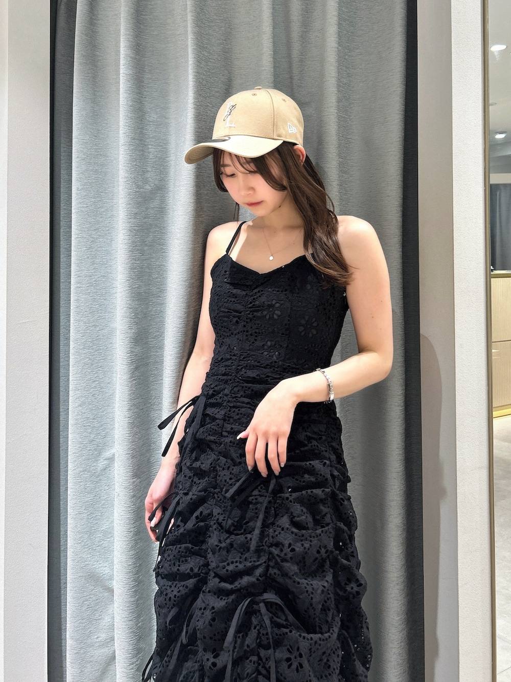 ブラック系のワンピース、ブラック系のローファー、ベージュ系のキャップを着用したレディースの春コーディネートの7枚目の写真