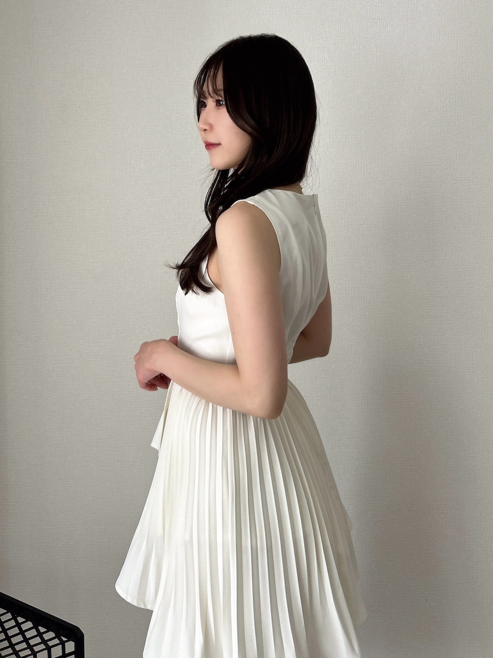 ホワイト系のワンピースを着用したレディースの春コーディネートの8枚目の写真