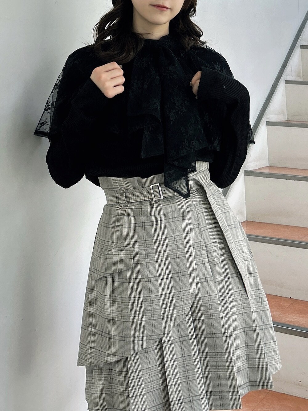 その他のスカート、ベージュ系のブーツ、ブラック系のTシャツ/カットソーを着用したレディースの秋コーディネートの9枚目の写真