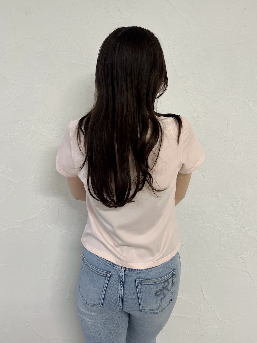 ピンク系のTシャツ/カットソー、ブルー系のデニムパンツ、ホワイト系のサンダルを着用したレディースの夏コーディネートの8枚目の写真