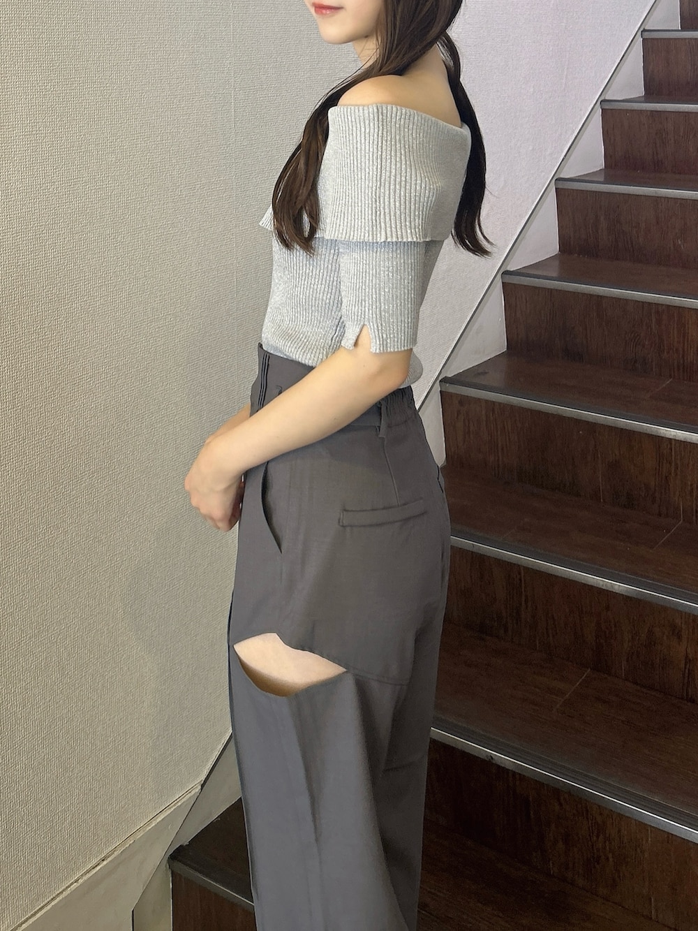 グレー系のニット/セーター、グレー系のその他パンツ、ホワイト系のサンダルを着用したレディースの秋コーディネートの9枚目の写真