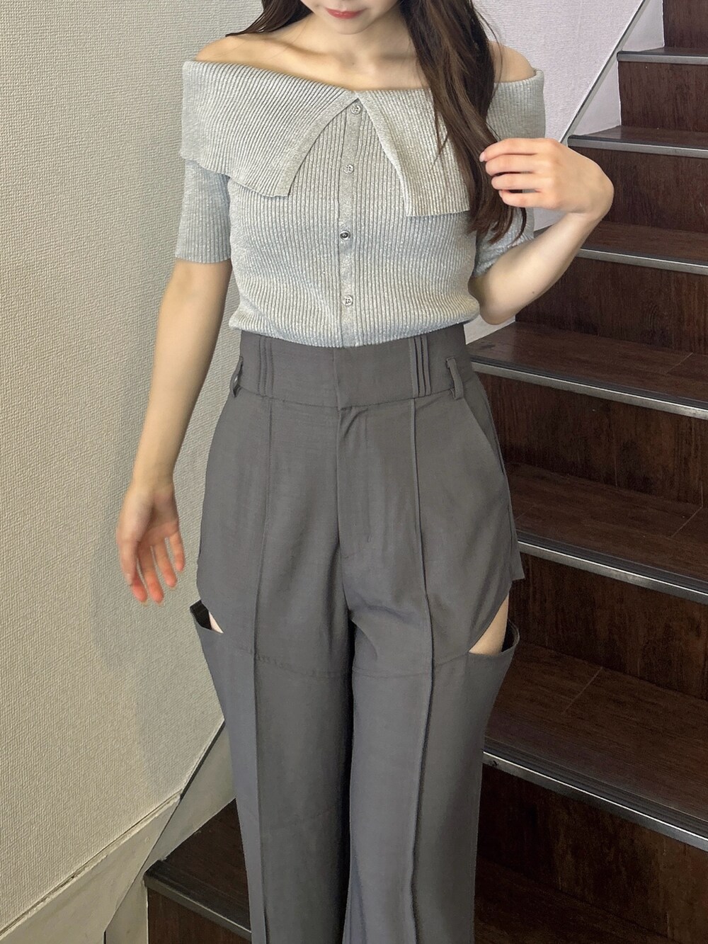 グレー系のニット/セーター、グレー系のその他パンツ、ホワイト系のサンダルを着用したレディースの秋コーディネートの8枚目の写真