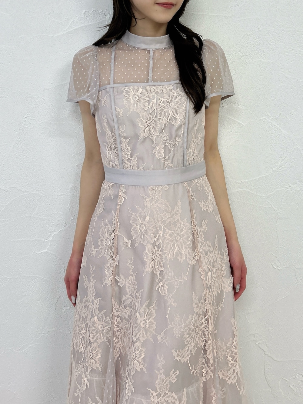 ピンク系のドレスを着用したレディースの冬コーディネートの7枚目の写真