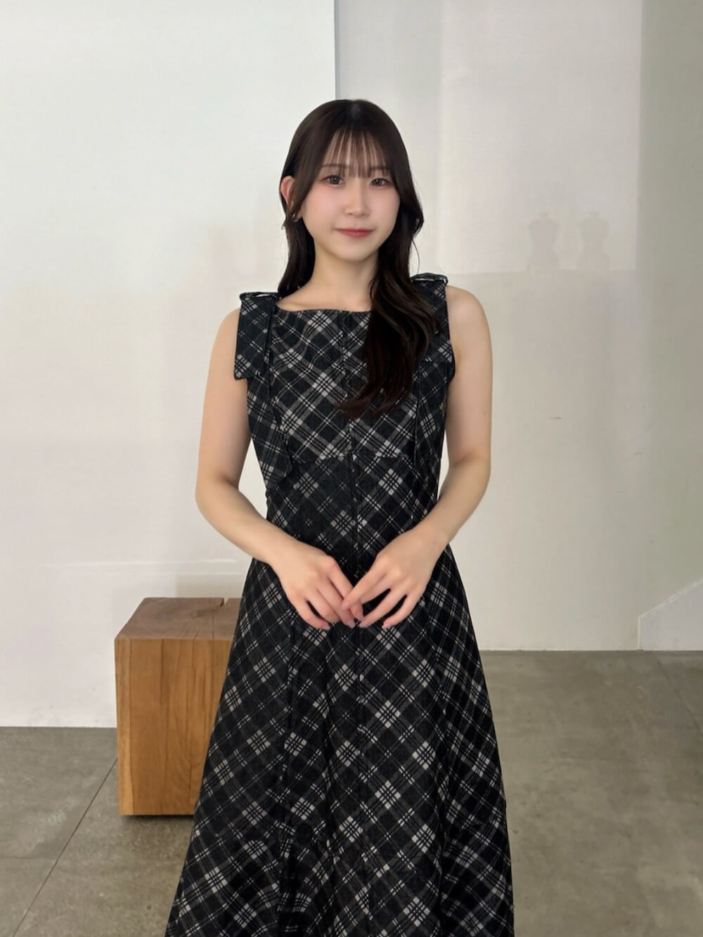ホワイト系のシャツ/ブラウス、その他のワンピース、ブラック系のパンプスを着用したレディースの夏コーディネートの7枚目の写真
