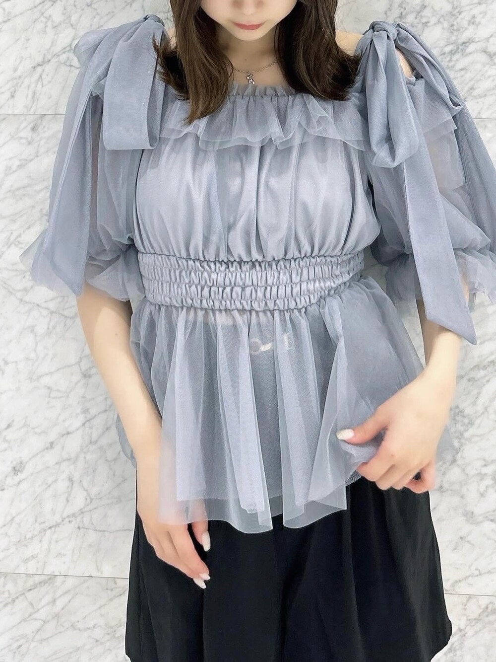 ブルー系のシャツ/ブラウス、ブラック系のその他パンツ、ブラック系のブーツを着用したレディースの夏コーディネートの6枚目の写真