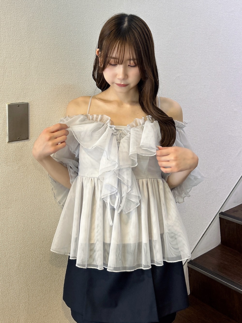 ブルー系のシャツ/ブラウス、ブルー系のその他パンツ、ブラック系のサンダルを着用したレディースの春コーディネートの6枚目の写真