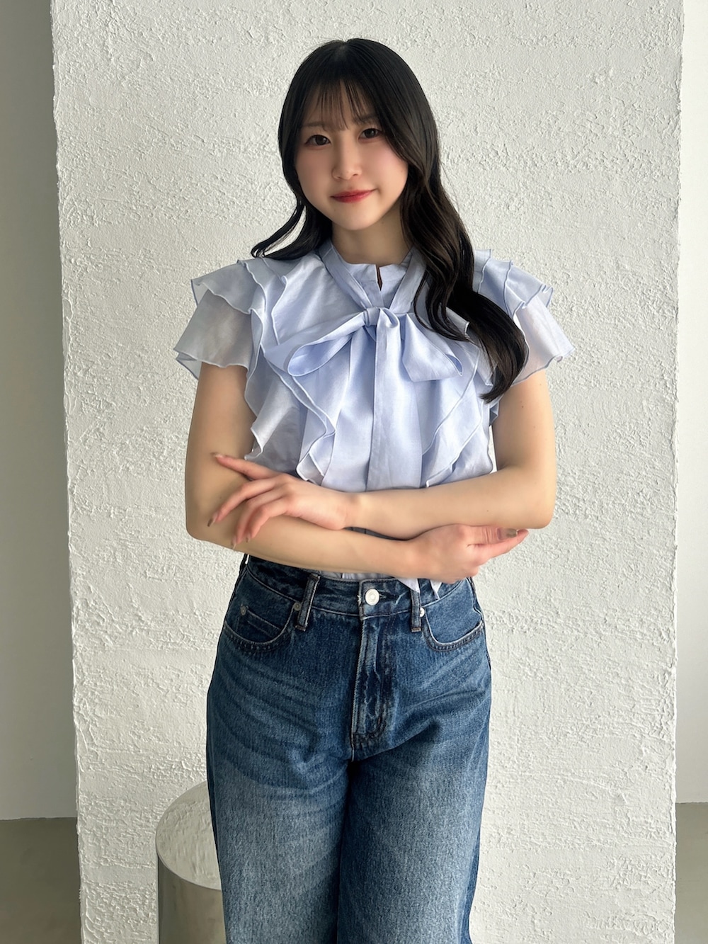ブルー系のシャツ/ブラウス、ブルー系のデニムパンツを着用したレディースの春コーディネートの8枚目の写真