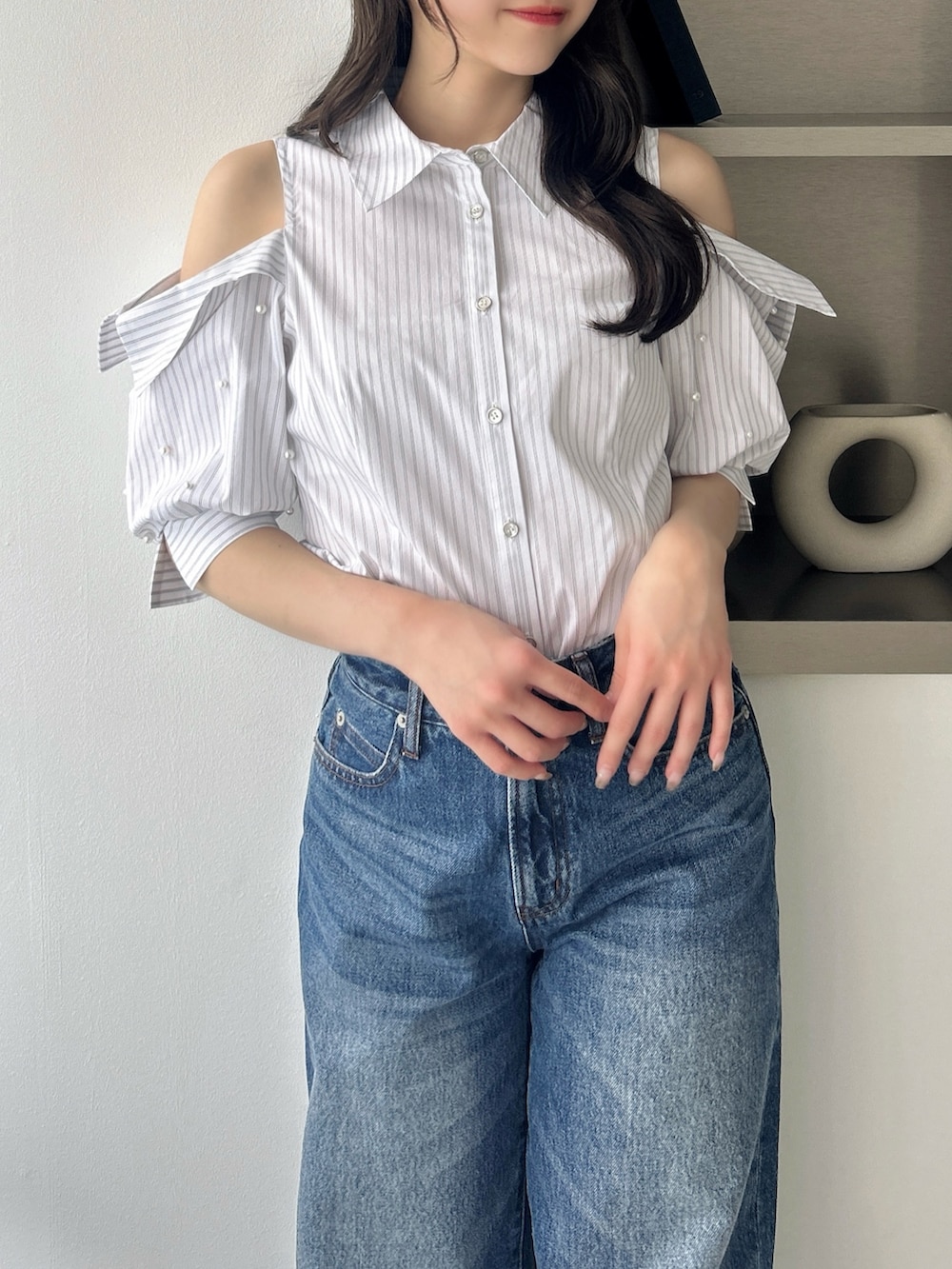 その他のシャツ/ブラウス、ブルー系のデニムパンツ、ブラウン系のハンドバッグを着用したレディースの春コーディネートの6枚目の写真