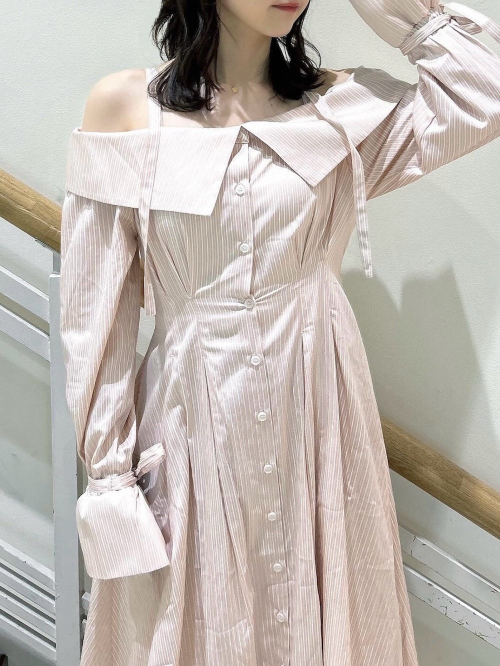 ホワイト系のブーツ、ピンク系のシャツワンピースを着用したレディースの春コーディネートの6枚目の写真