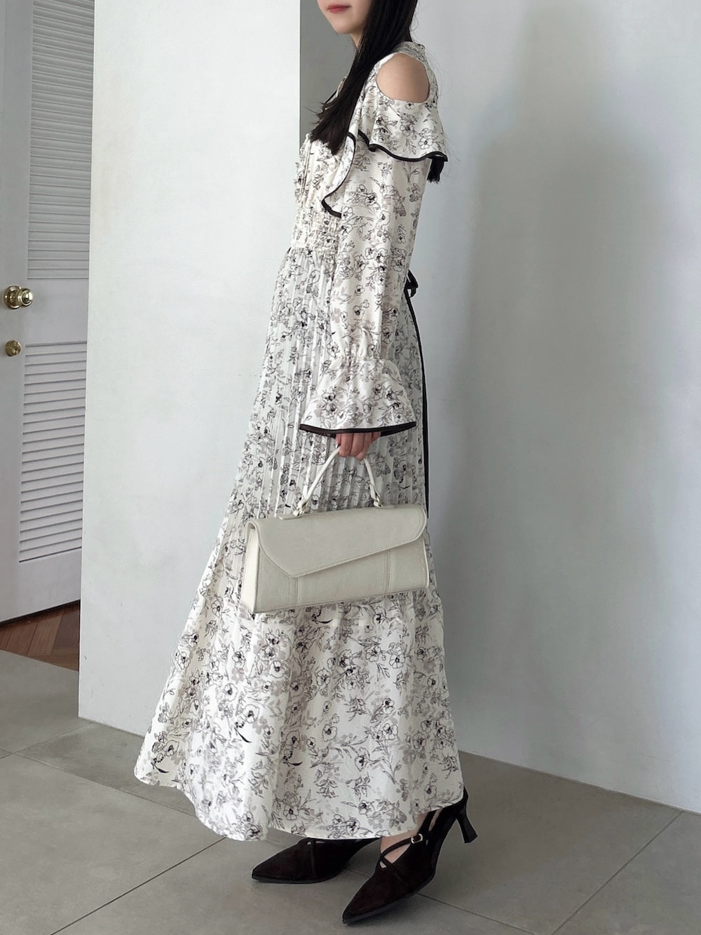 ホワイト系のワンピース、ブラウン系のパンプスを着用したレディースの秋コーディネートの3枚目の写真