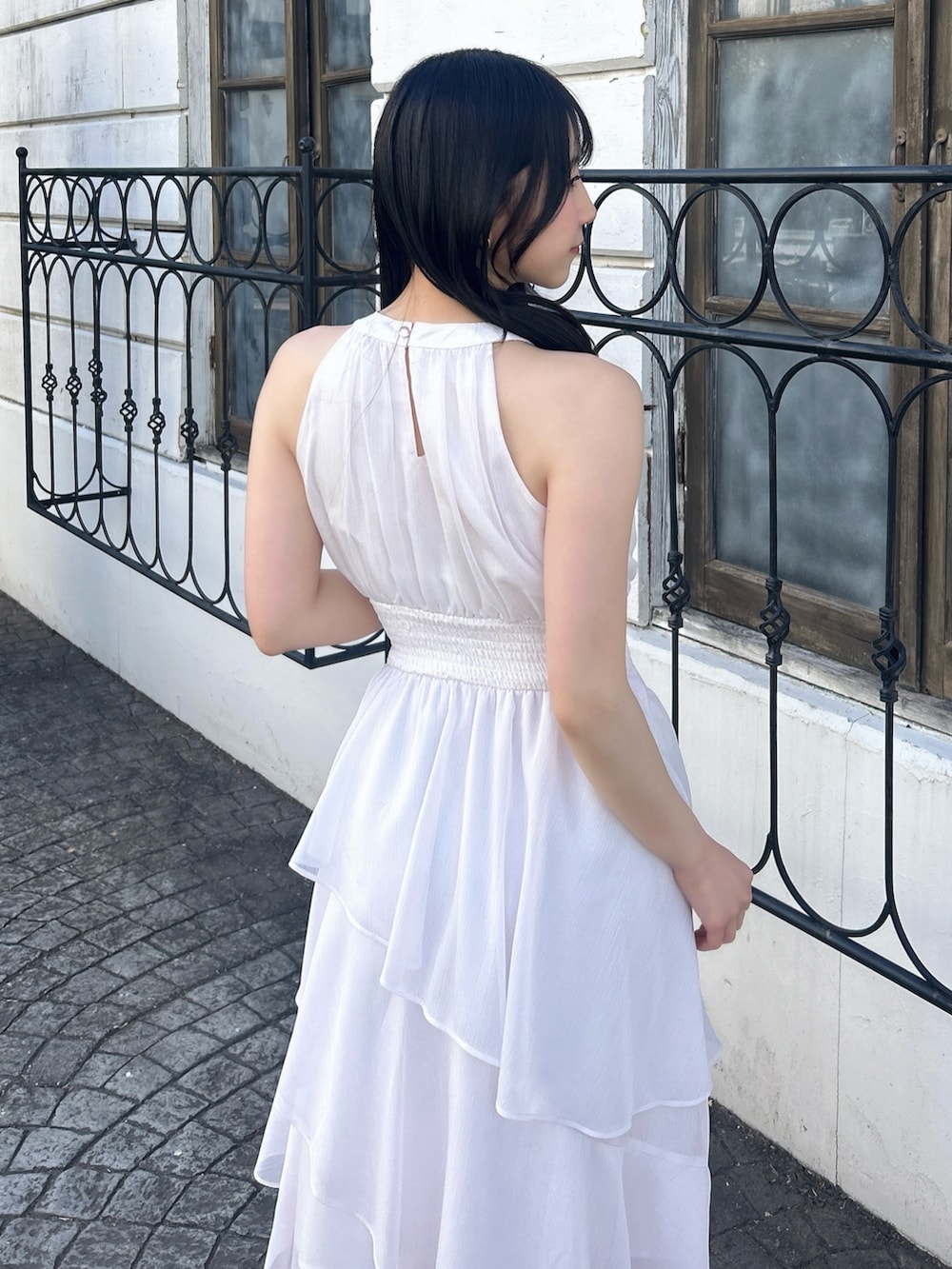 ピンク系のワンピースを着用したレディースの春コーディネートの10枚目の写真