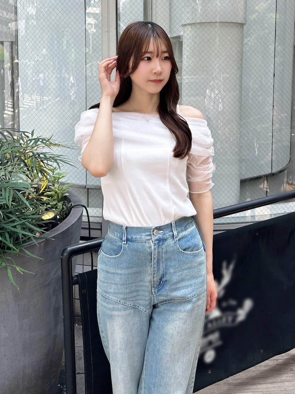 ホワイト系のTシャツ/カットソー、ブルー系のデニムパンツ、ブラウン系のサンダルを着用したレディースの夏コーディネートの6枚目の写真