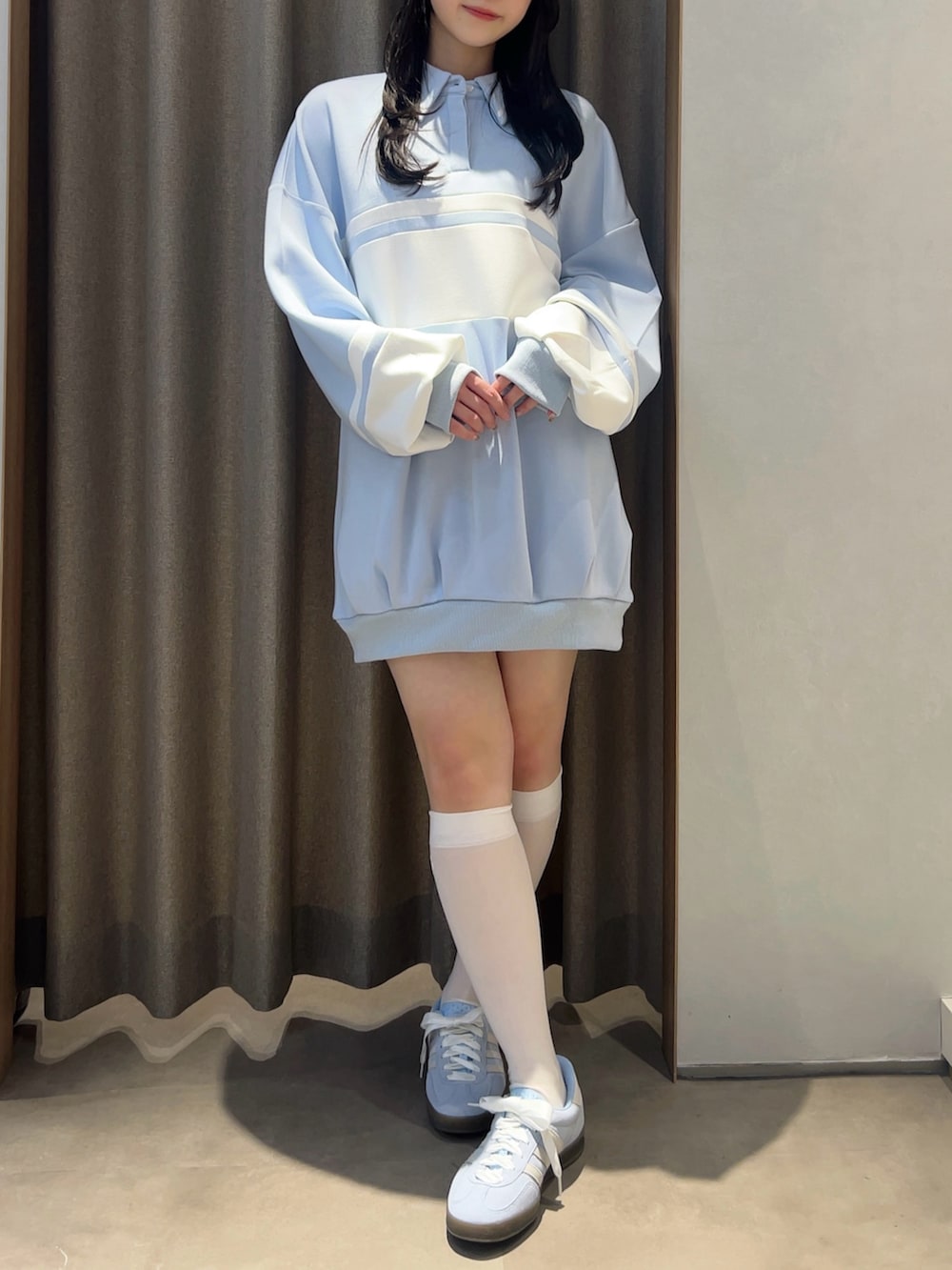 ブルー系のスウェットを着用したレディースの冬コーディネートの3枚目の写真