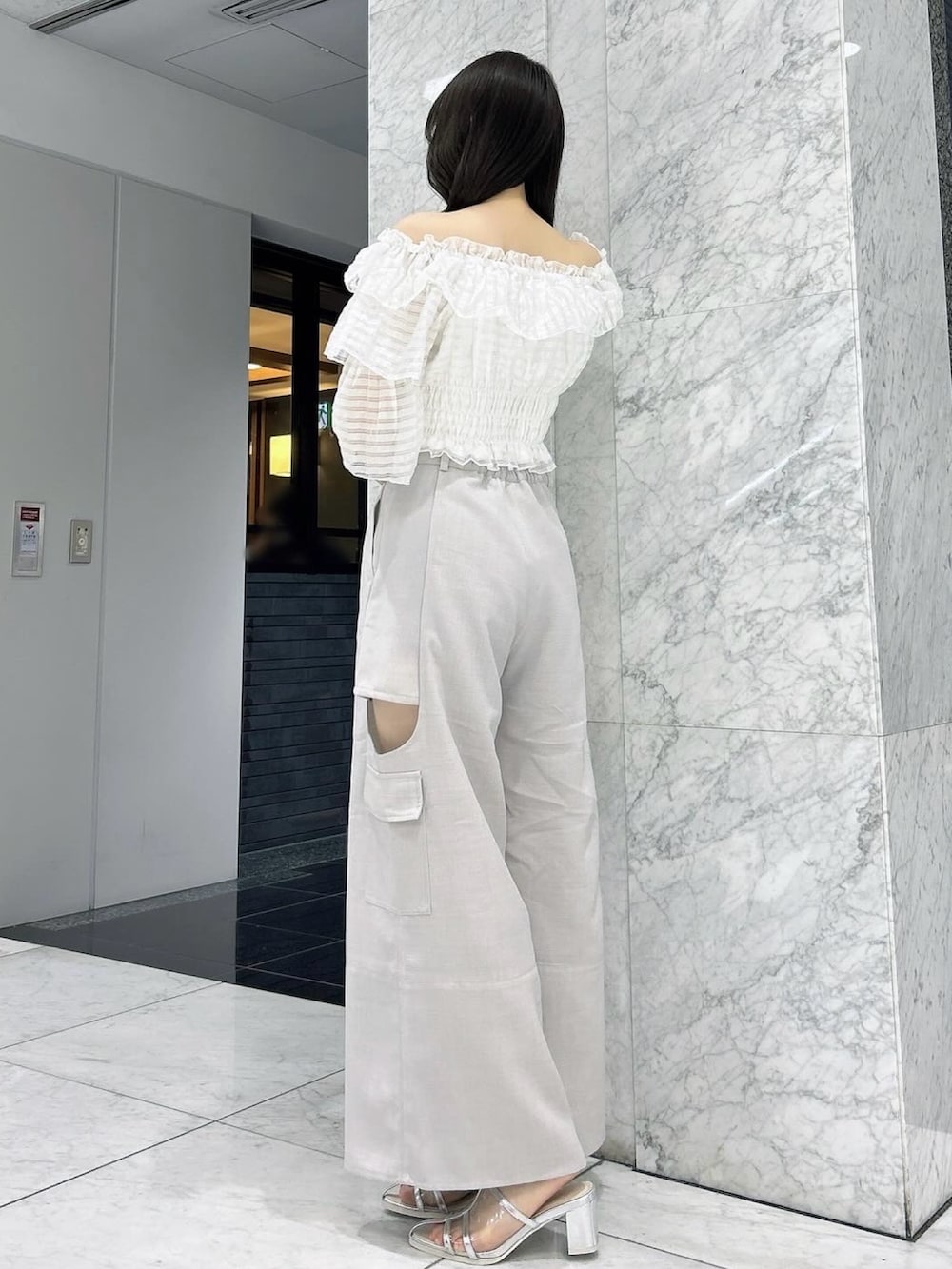 ホワイト系のシャツ/ブラウス、グレー系のカーゴパンツ、シルバー系のパンプスを着用したレディースの夏コーディネートの4枚目の写真