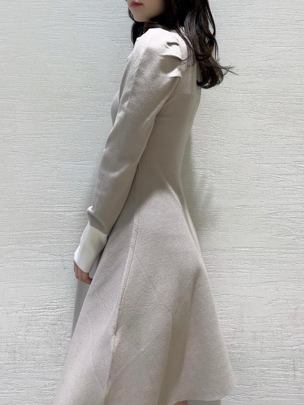 グレー系のワンピース、ブラック系のブーツを着用したレディースの冬コーディネートの9枚目の写真